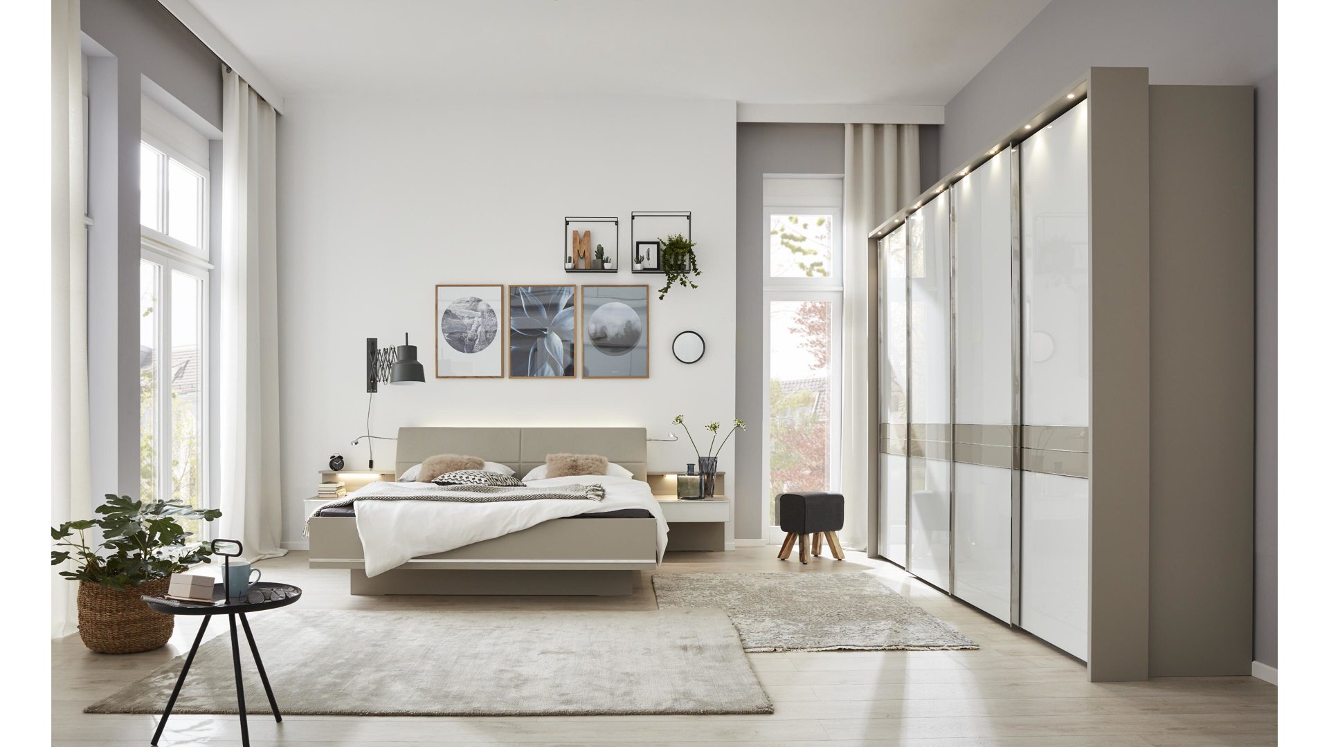 Interliving Schlafzimmer Serie 12 – beleuchtetes Komplettzimmer 12, weiße Glas- & kieselgraue Kunststoffoberflächen – v Interliving Schlafzimmer Serie 12 – beleuchtetes Komplettzimmer 12, weiße Glas- & kieselgraue Kunststoffoberflächen – v