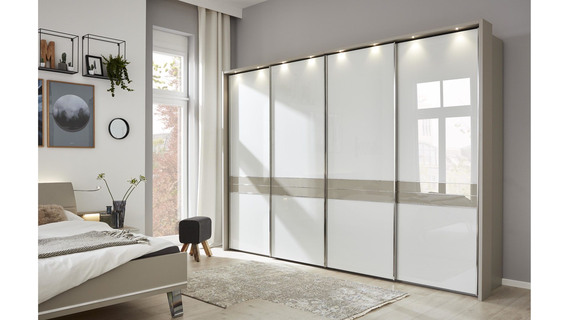 Interliving Schlafzimmer Serie 10 – beleuchteter Schwebetürenschrank,  weiße Glas- & kieselgraue Kunststoffoberflächen –