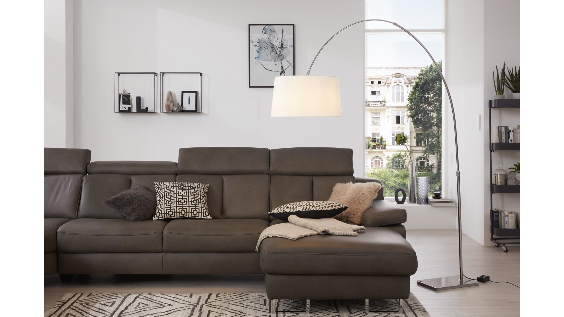 Interliving Leuchten Serie 9301 Bogenleuchte Nickel Matt Chrom Weisser