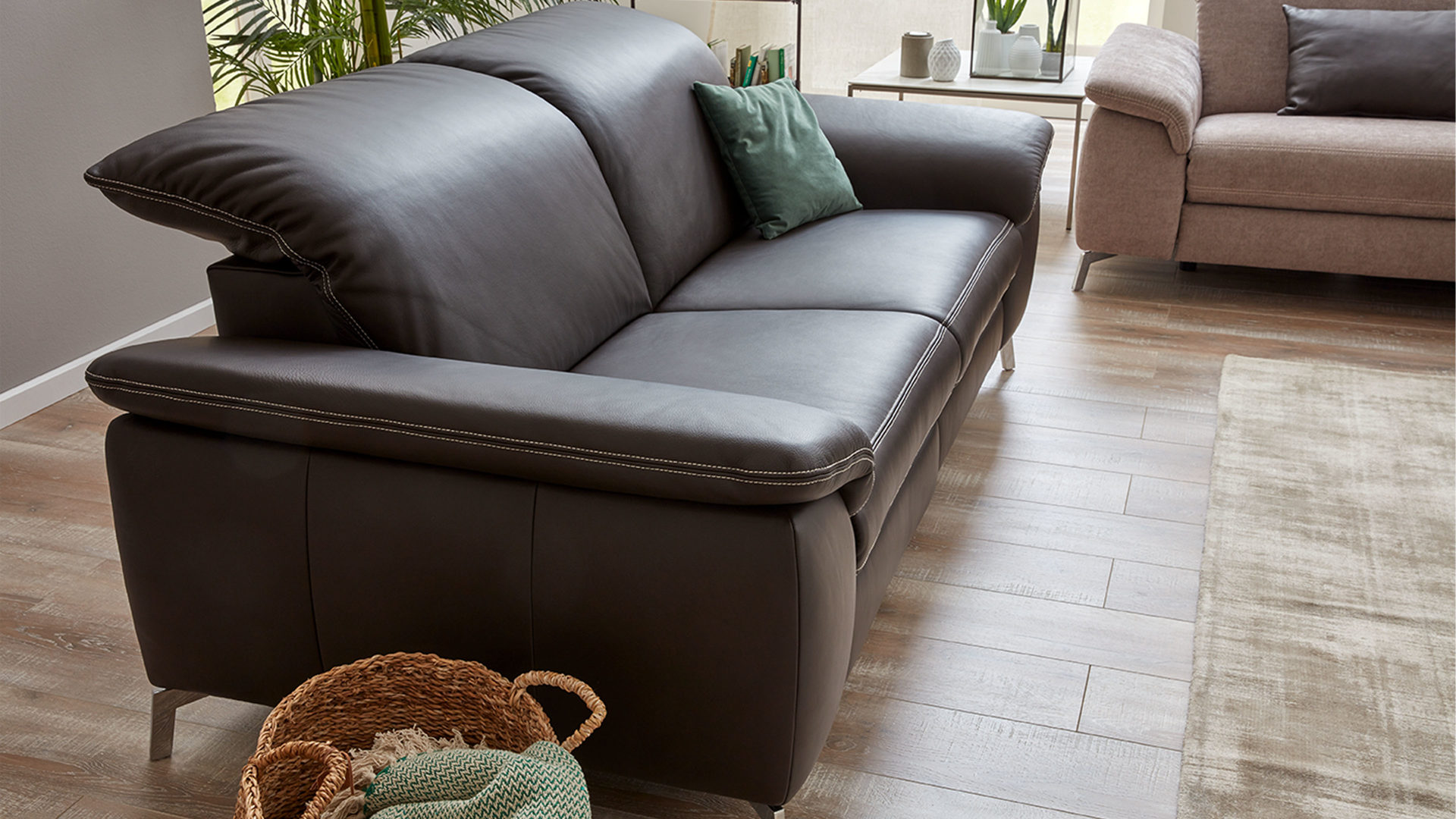 Interliving Sofa Serie 4101 Zweisitzer 8792 Mit Relaxfunktion Espressofarbenes Leder Mercury Metallfusse Breite Ca