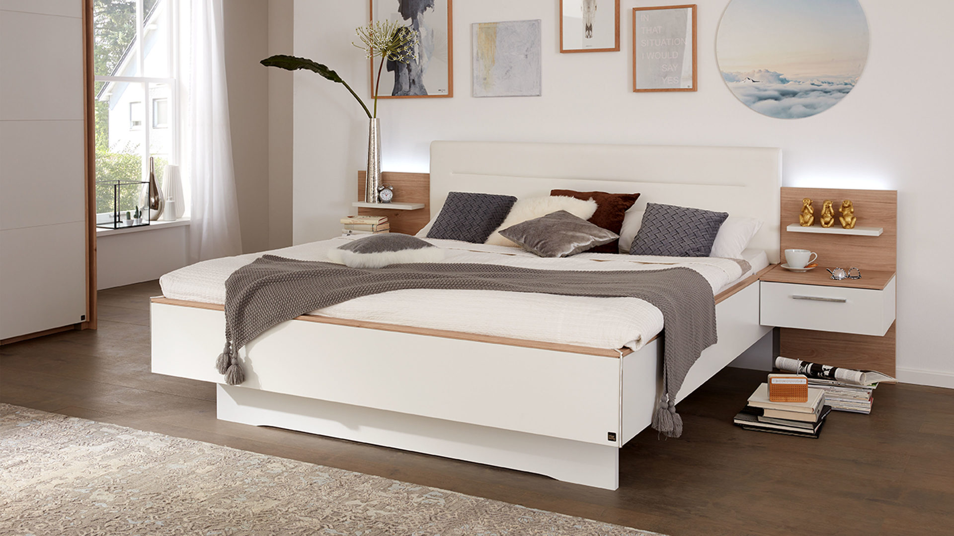 Interliving Schlafzimmer Serie 1011 Doppelbettgestell Mit Nachtkonsolen Jackson Hickoryfarbene Weisse Kunststoffoberflac