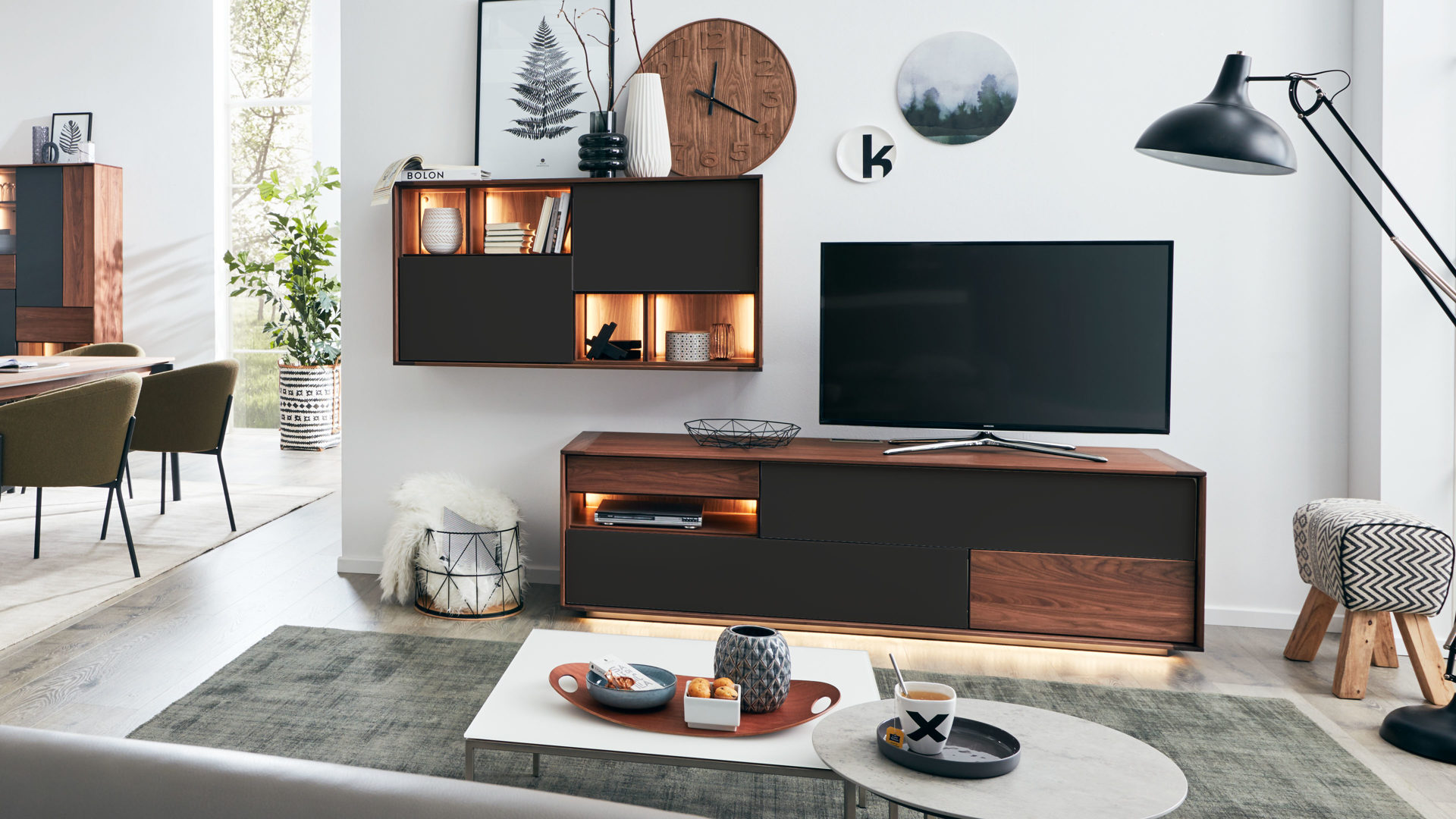 Interliving Esszimmer Serie 5602 Wohnkombination Colorado Nussbaum Anthrazitfarbene Lackoberflachen Zweiteilig Brei