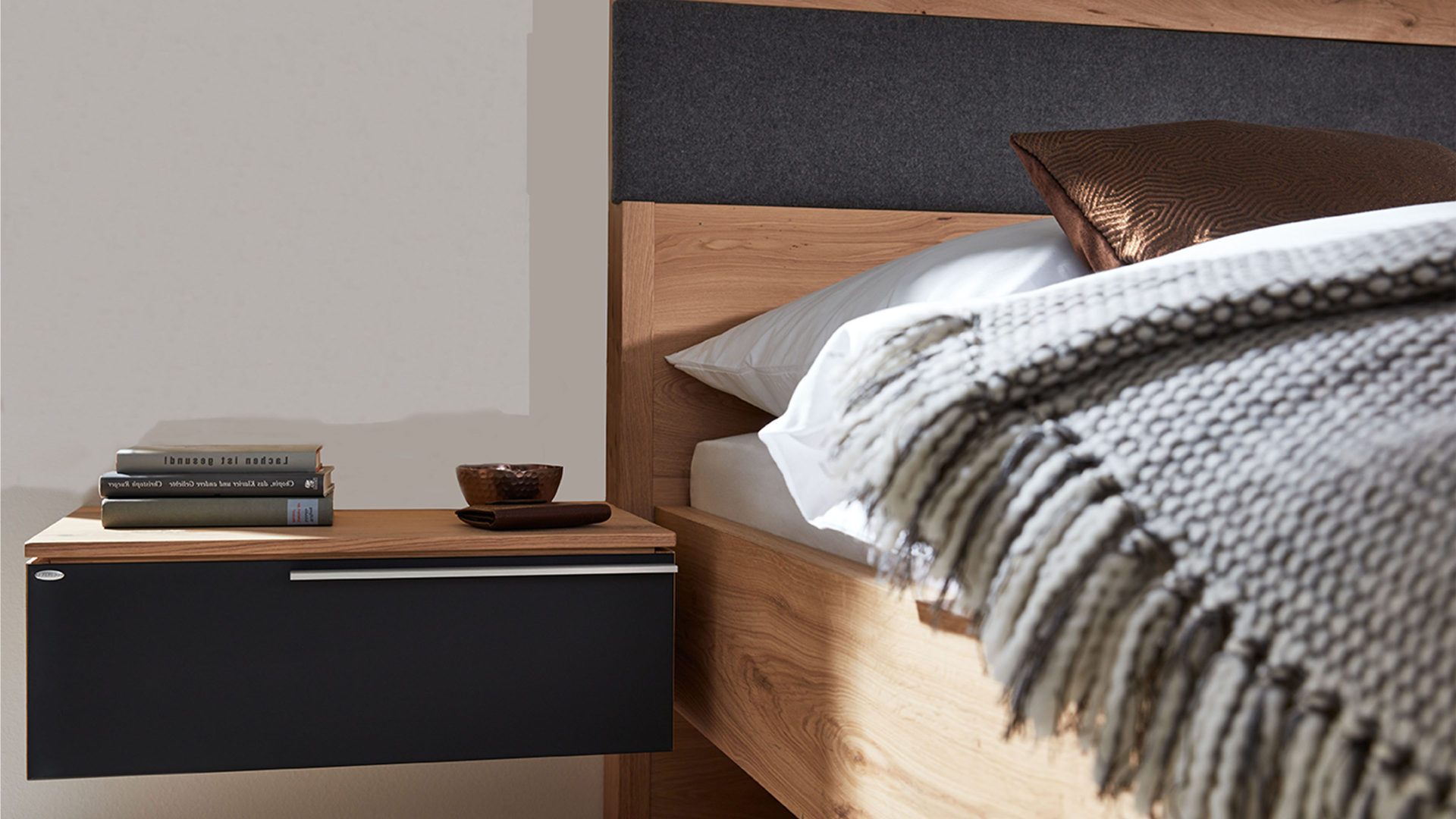 Interliving Schlafzimmer Serie 8 – Hängekonsole, Alteiche Rustiko & Anthrazit – Breite ca. 8 cm, links Interliving Schlafzimmer Serie 8 – Hängekonsole, Alteiche Rustiko & Anthrazit – Breite ca. 8 cm, links