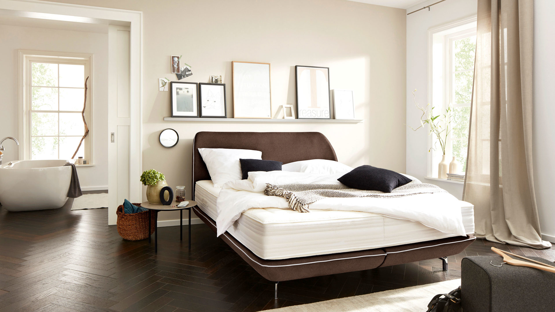 Interliving Boxspringbett Serie 11, dunkelbraunes Kunstleder Punch 11 & weißes Keder 11, Chromfüße – Liegefläche Interliving Boxspringbett Serie 11, dunkelbraunes Kunstleder Punch 11 & weißes Keder 11, Chromfüße – Liegefläche
