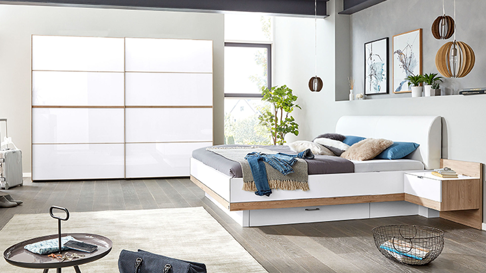 Interliving Schlafzimmer Serie 12 – Schlafzimmerkombination, weißes Glas  & Jackson eichefarbene Kunststoffoberflächen –
