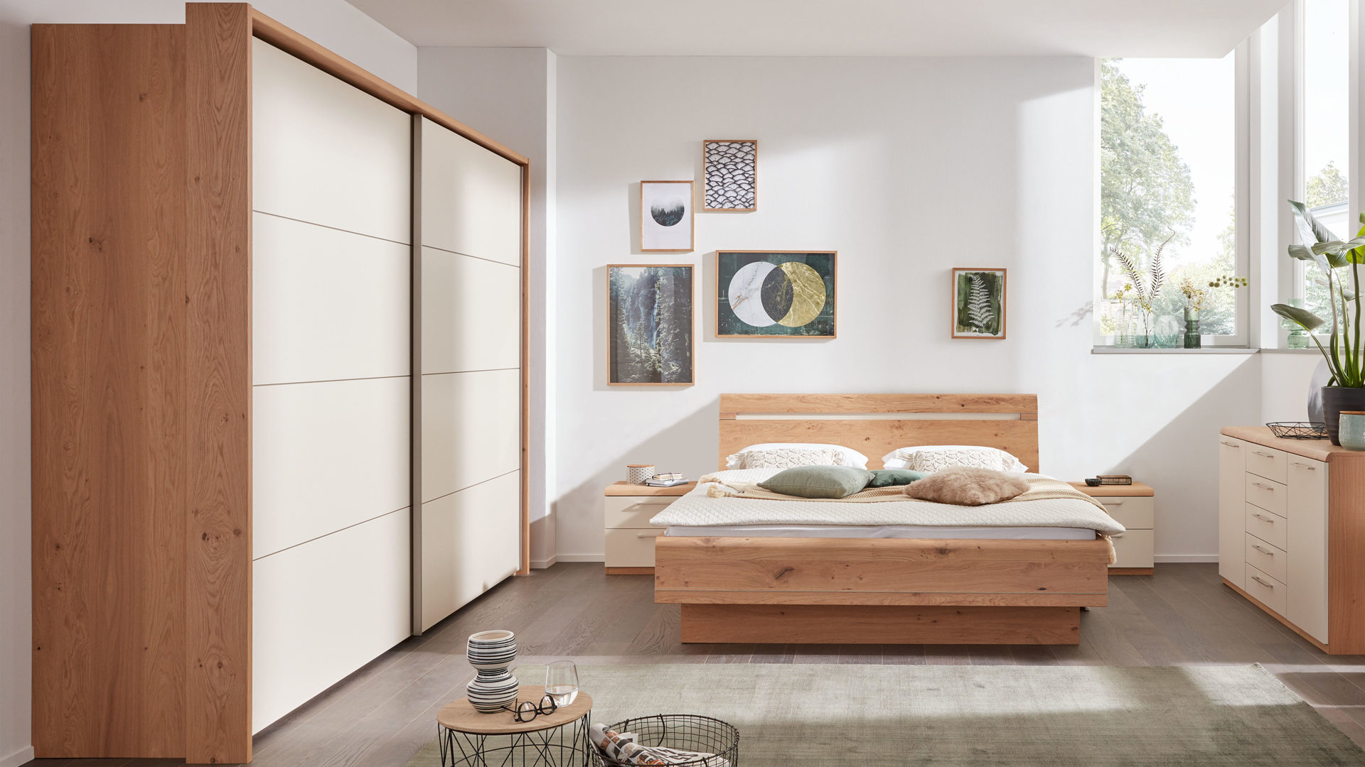 Interliving Schlafzimmer Serie 12 – Komplettzimmer mit Nachtkonsolen,  sandfarbener Lack & Balkeneiche – Schwebetürenschra