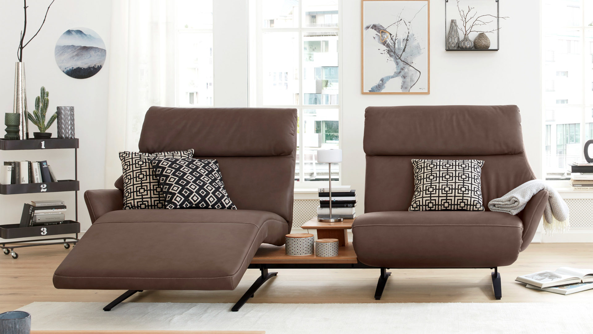 Interliving Sofa Serie 4230 – Trapezsofa mit elektrischer Fuß- und