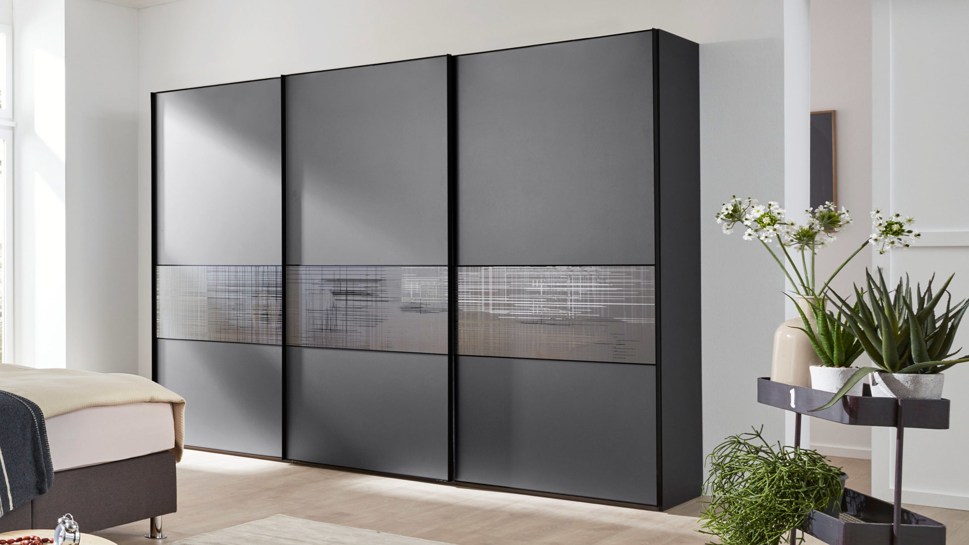 Interliving Kleiderschrank Serie 1204 Graue Glas Und Kunststoffoberflachen Interliving Kleiderschrank Serie 1204 Graue Glas Und Kunststoffoberflachen