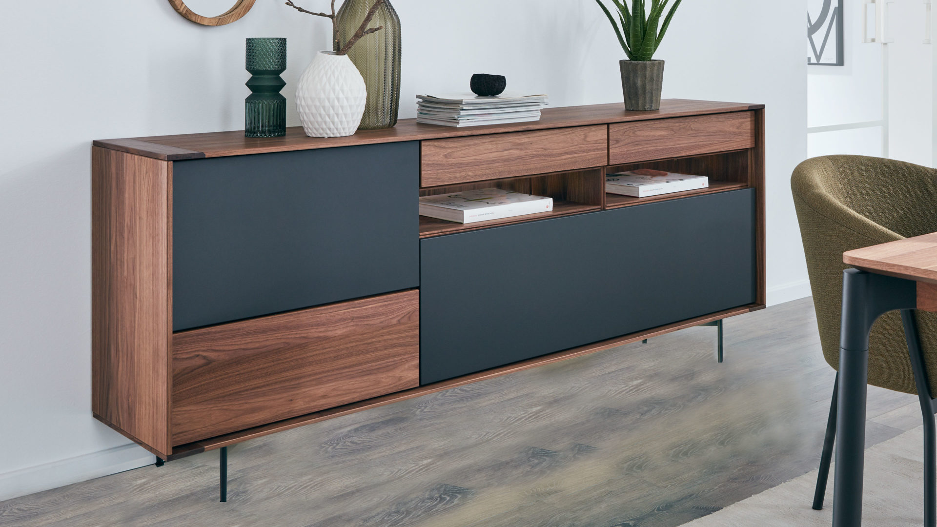 Interliving Esszimmer Serie 5602 Sideboard Colorado Nussbaum Anthrazitfarbener Lack Zwei Klappen Drei Schubladen
