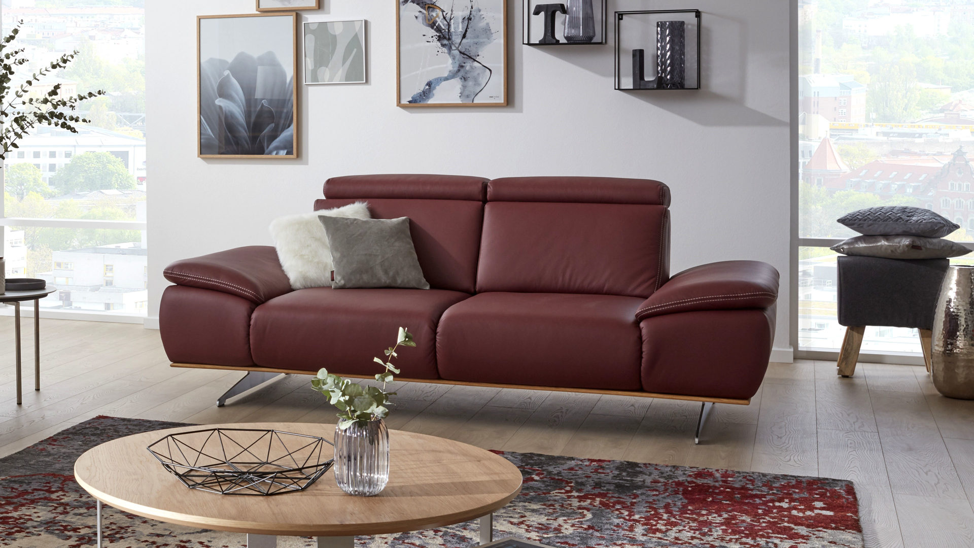 Interliving Sofa Serie 4350 2 5 Sitzer Mit Funktion Brombeerfarbenes Leder Torro Lange Ca 214 Cm