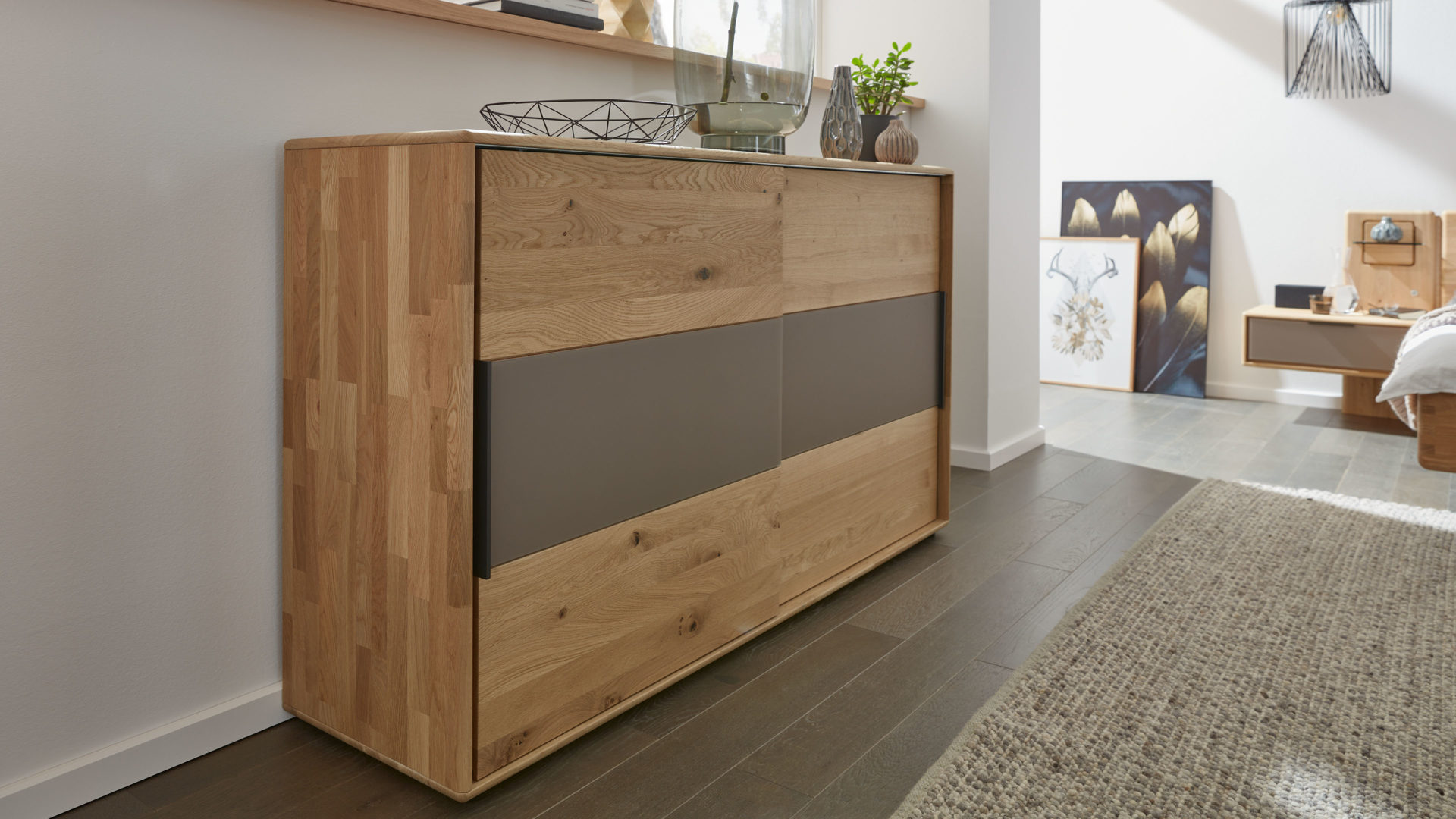 Interliving Schlafzimmer Serie 1015 Kommode 2167 Sienafarbenes Mattglas