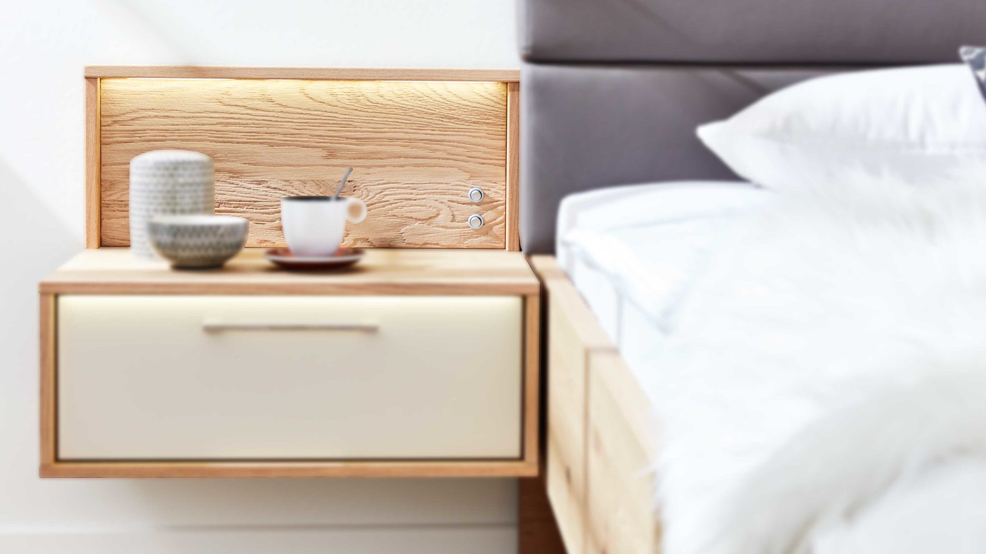 Interliving Schlafzimmer Serie 12 – Hängekonsole und Aufsätze mit Beleuchtung, sandfarbener Lack & Balkeneiche – links, Interliving Schlafzimmer Serie 12 – Hängekonsole und Aufsätze mit Beleuchtung, sandfarbener Lack & Balkeneiche – links,