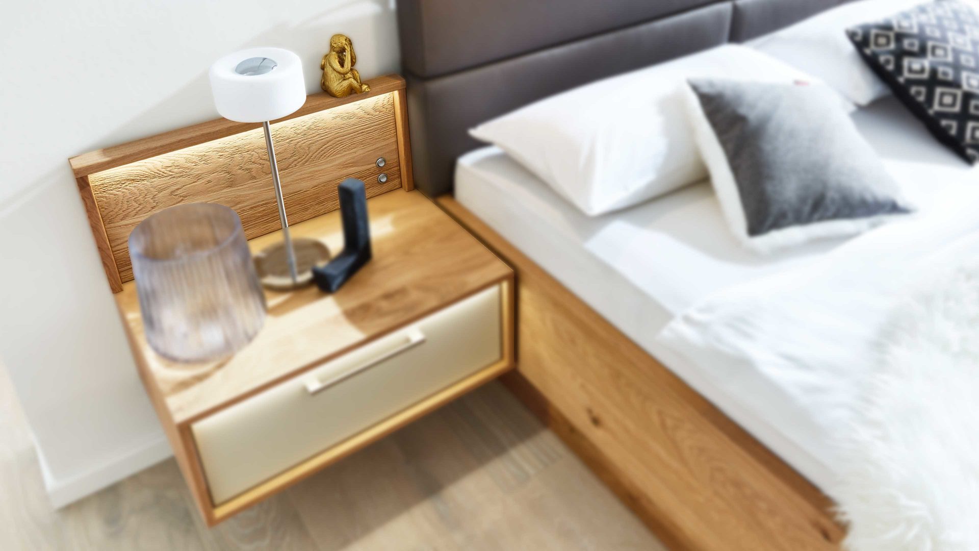 Interliving Schlafzimmer Serie 12 – Aufsatz mit Beleuchtung, sandfarbener Lack & Balkeneiche – links, Breite ca. 12 cm Interliving Schlafzimmer Serie 12 – Aufsatz mit Beleuchtung, sandfarbener Lack & Balkeneiche – links, Breite ca. 12 cm