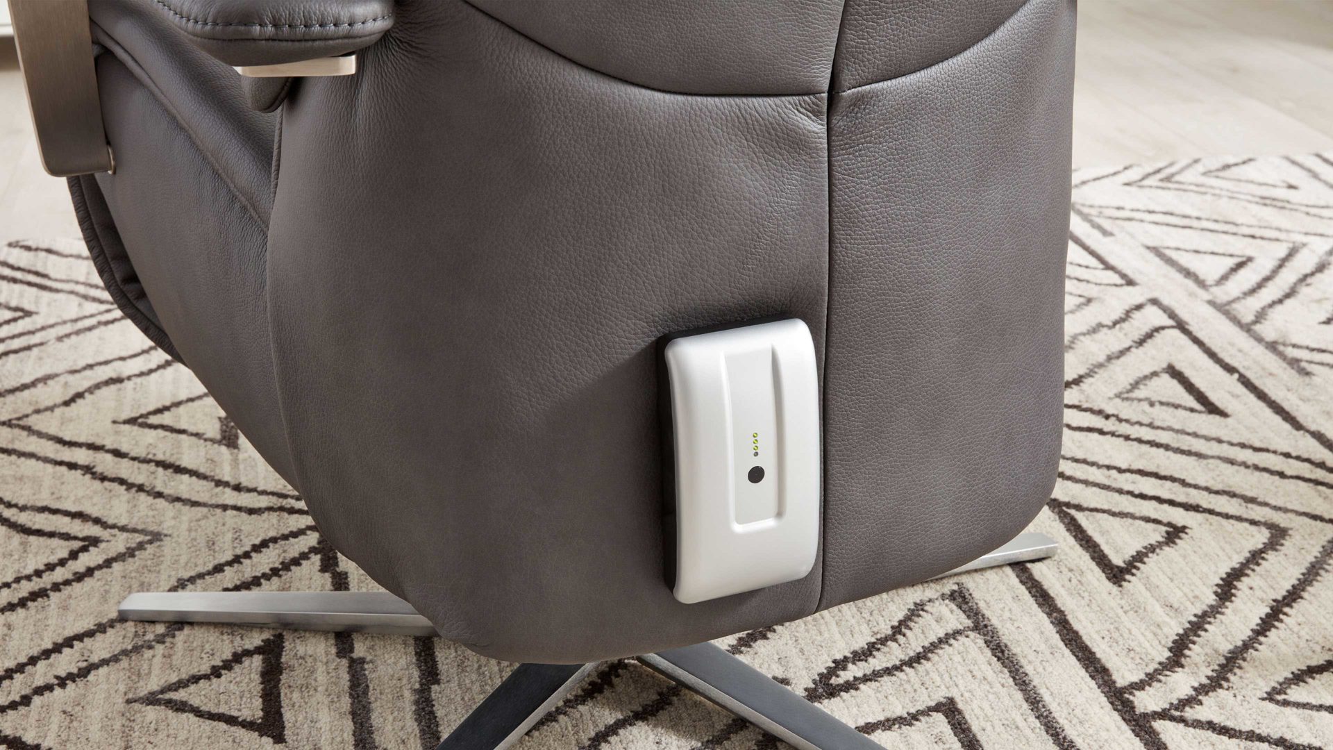 Interliving Sessel Serie 4551 – Akku, silberfarben