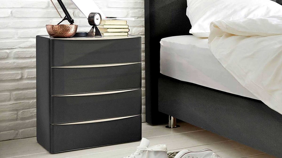 Interliving Boxspringbett Serie 12 – Nachtkommode, anthrazitfarbenes Kunstleder Santiago 12 – vier Schubladen Interliving Boxspringbett Serie 12 – Nachtkommode, anthrazitfarbenes Kunstleder Santiago 12 – vier Schubladen