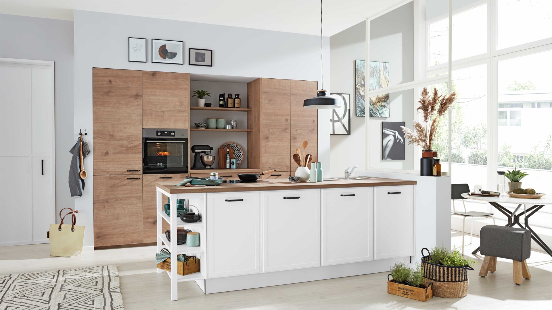Interliving Küche Serie 3036 mit AEG-Einbaugeräten, Weiß & Steineiche -