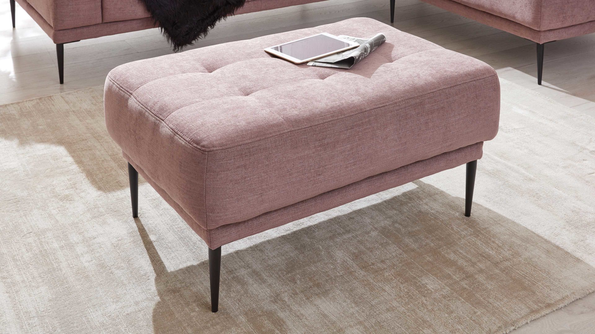 interliving sofa serie 4250 – hocker 30005, rosefarbener bezug