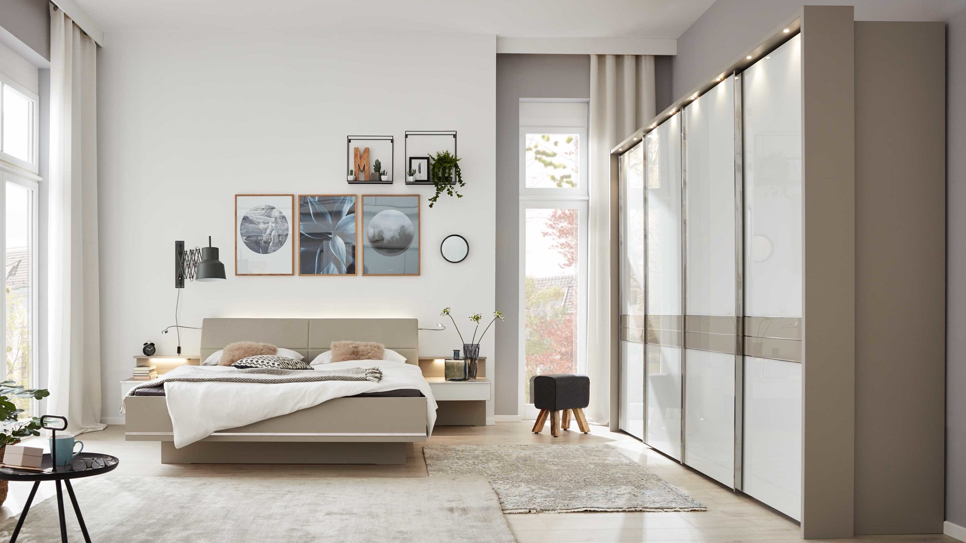 Interliving Schlafzimmer Serie 11 – Schwebetürenschrank 11, Weiß & Interliving Schlafzimmer Serie 11 – Schwebetürenschrank 11, Weiß &