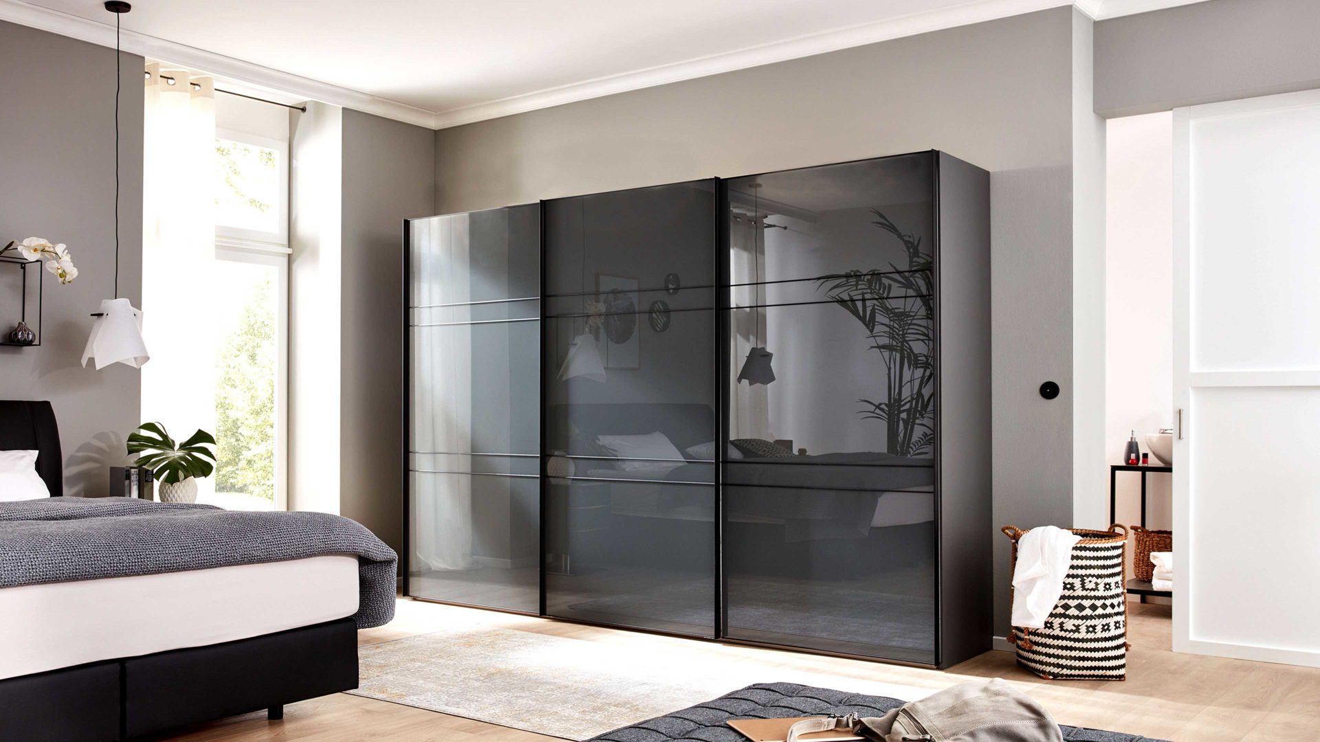 Interliving Kleiderschrank Serie 10, Vulkan & Schwarz – dreitürig Interliving Kleiderschrank Serie 10, Vulkan & Schwarz – dreitürig
