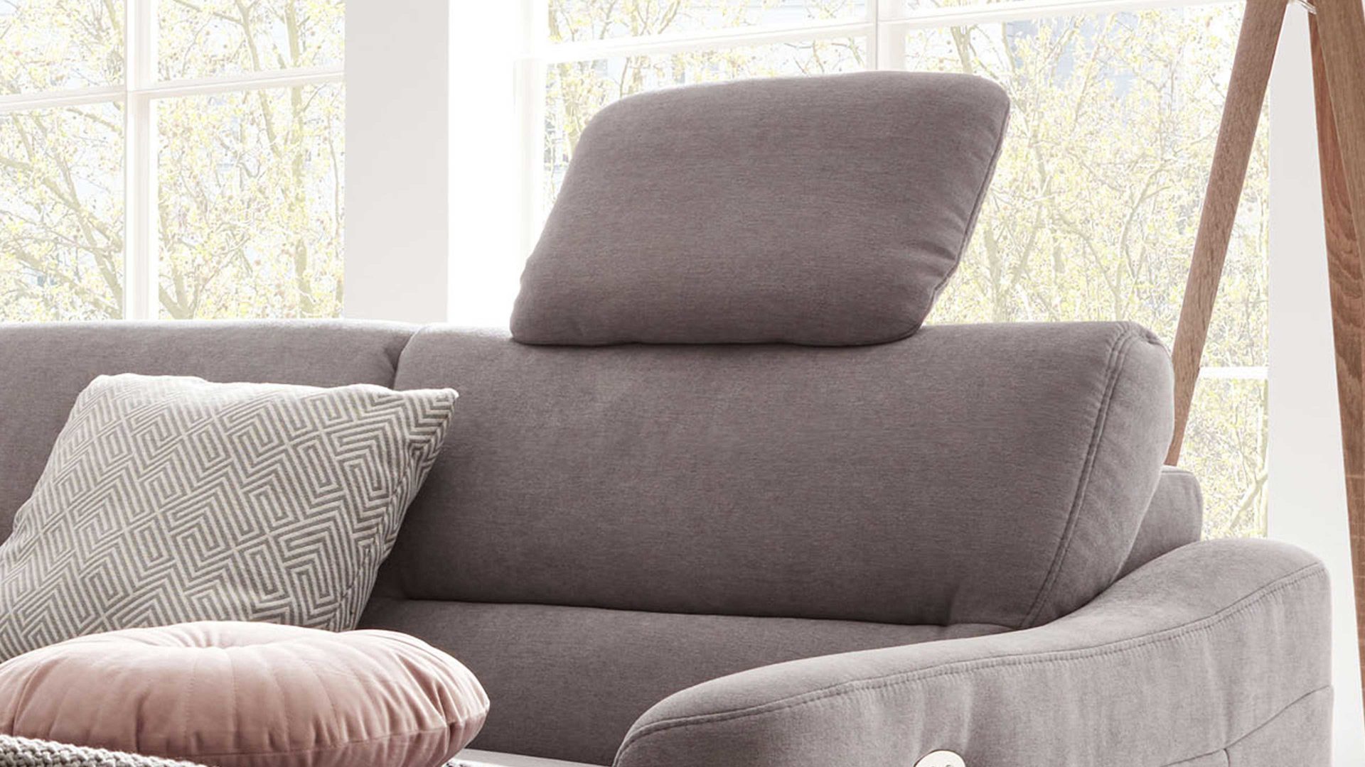 Interliving Sofa Serie 4305 – Comfort-Kopfstütze CKS, silberfarbener Bezug