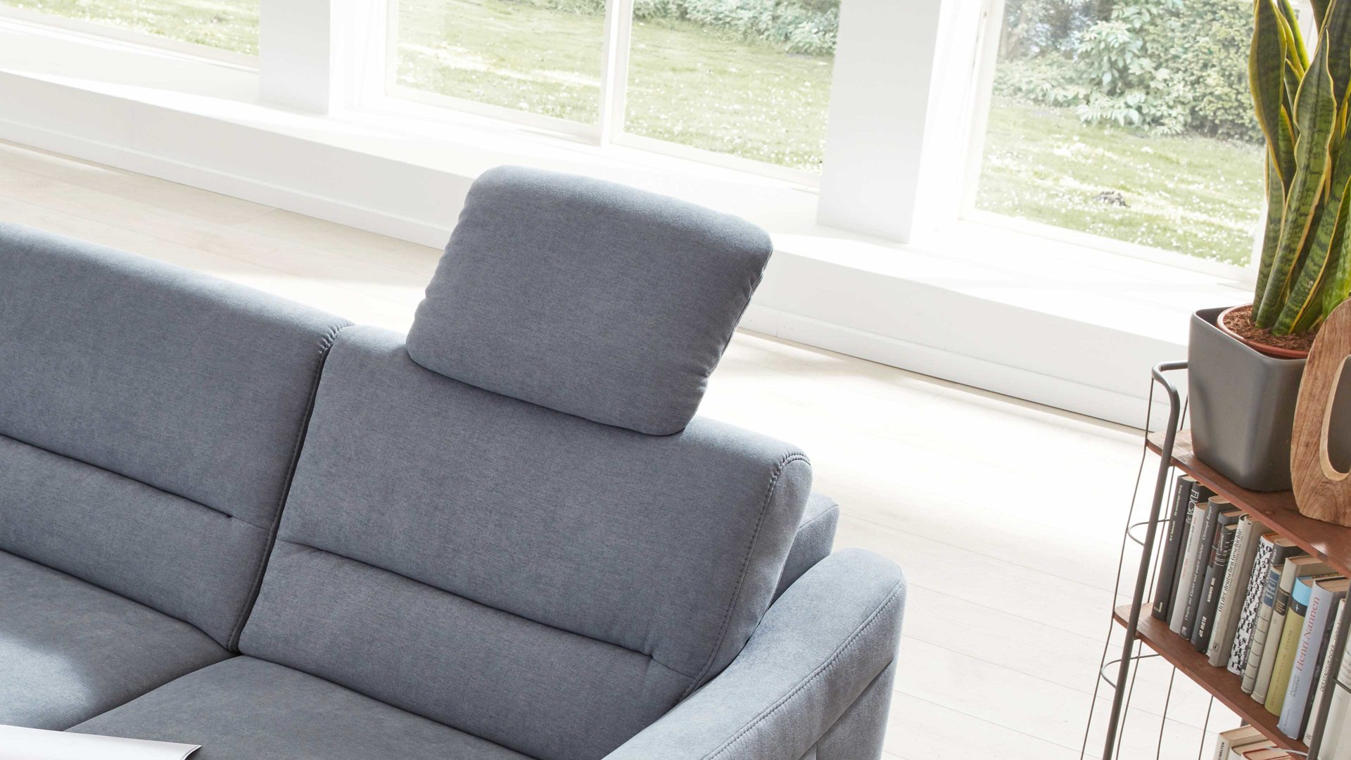 Interliving Sofa Serie 4305 – Comfort-Kopfstütze CKS, eisblauer