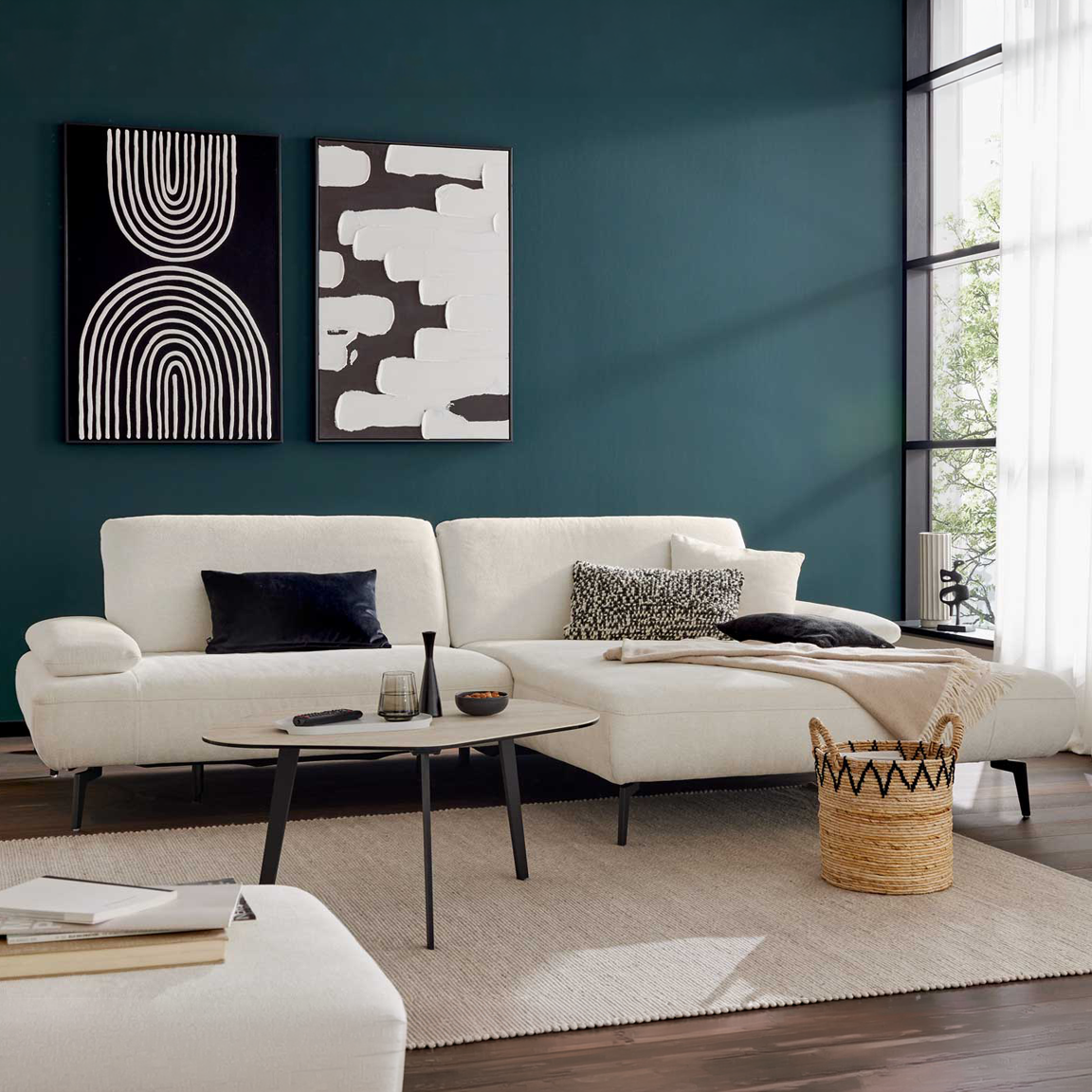 Zweiteiliges Interliving Ecksofa Serie 4306 in Naturweiß.