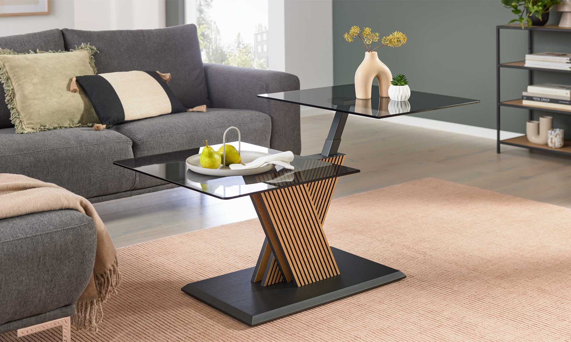 Couchtisch mit schwenkbaren Glasplatten und X-Gestell aus Holzlamellen