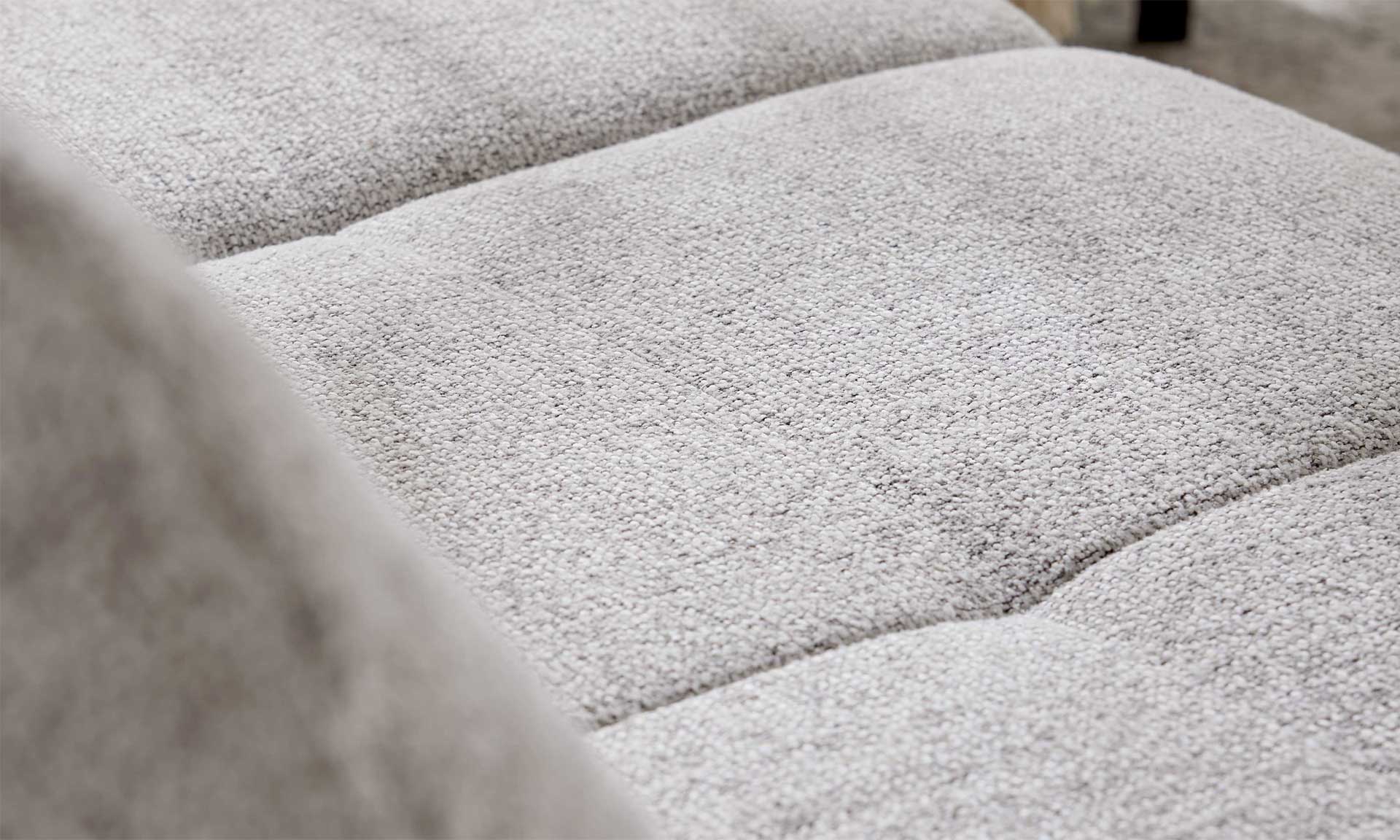 Ecksofa mit Stoffbezug in Ecru und schwarzen Metallfüßen