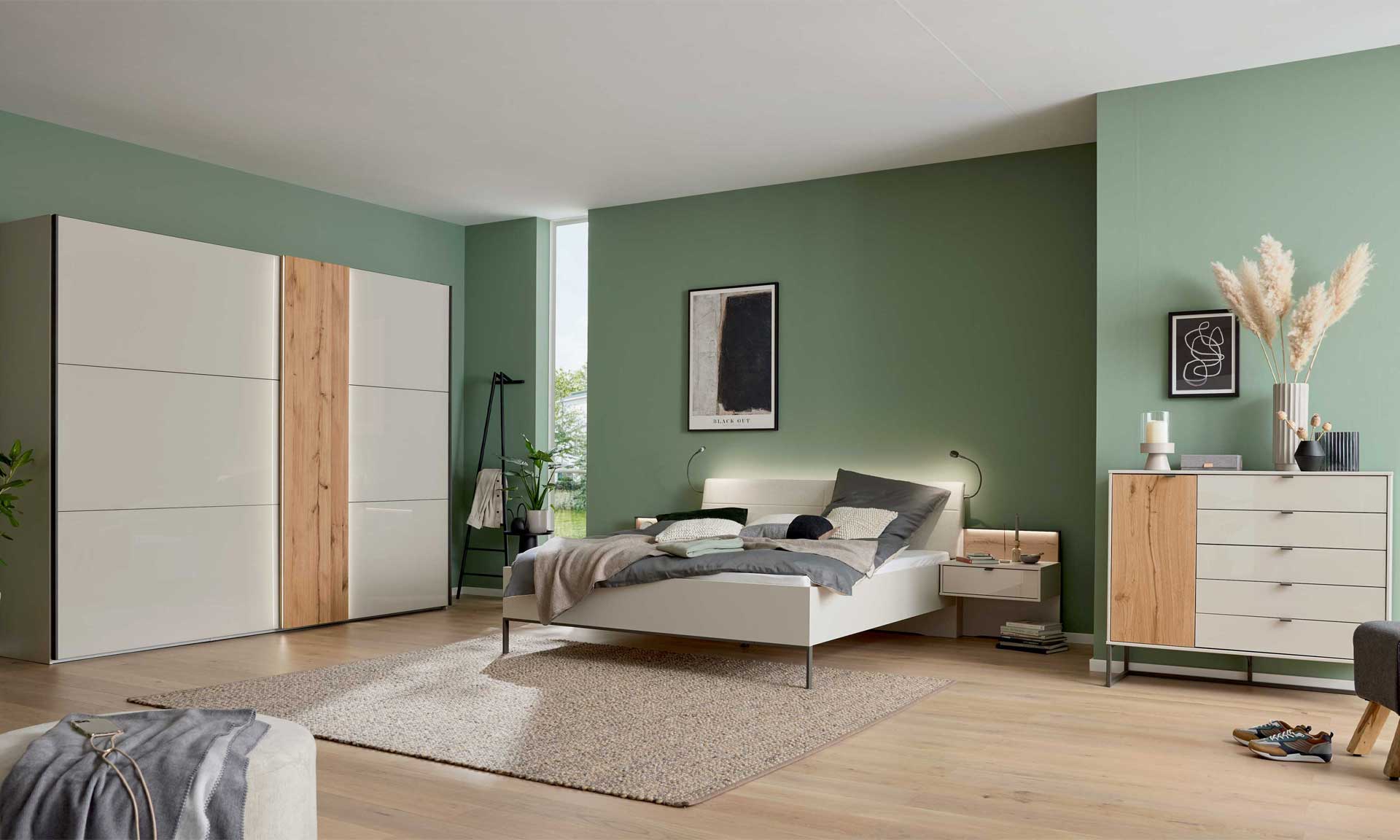 Schlafzimmer mit Doppelbett, Nachtkonsolen und Kleiderschrank in Graubeige und Kernholz