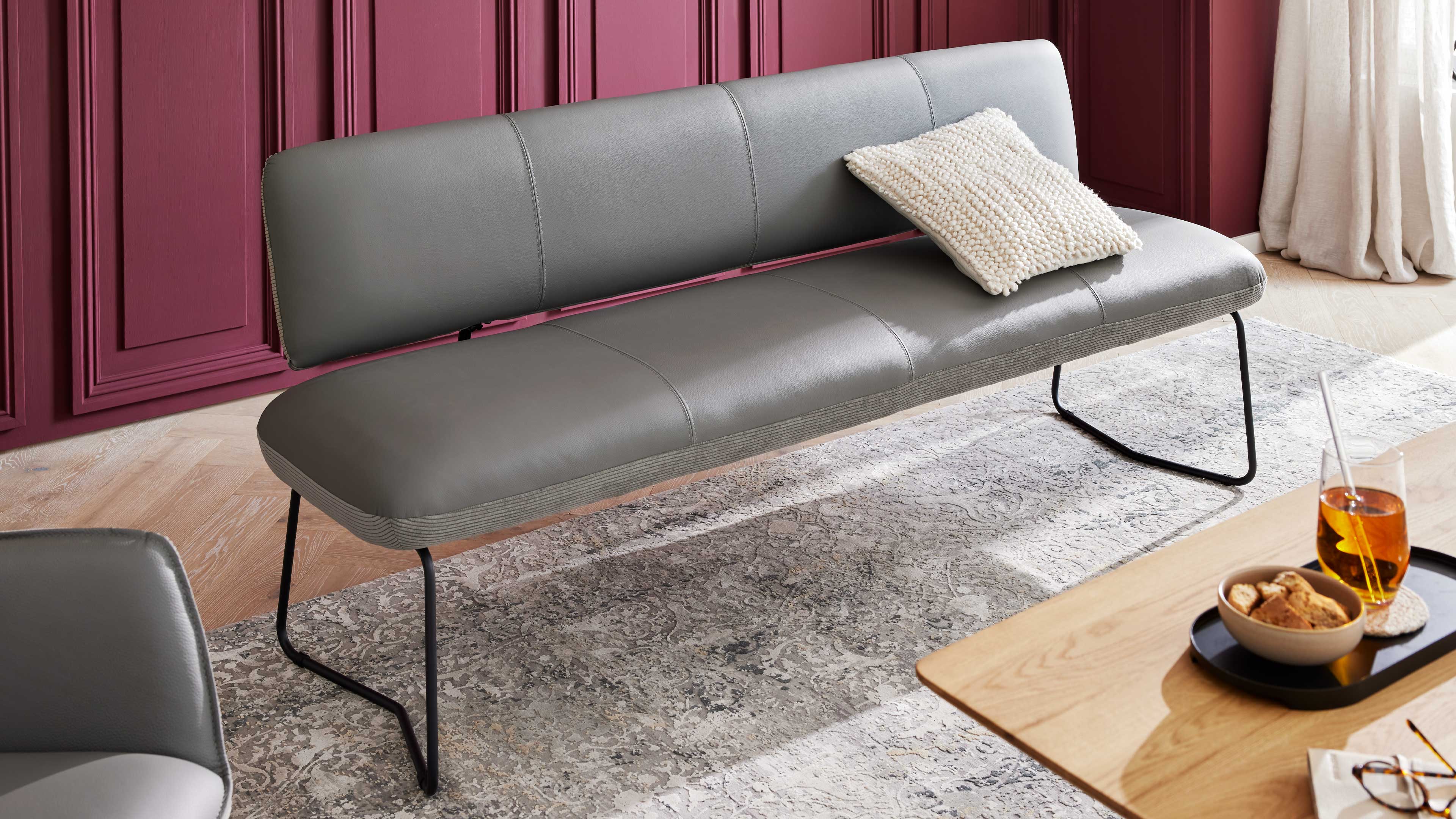 Moderne Polsterbank in grauem Leder mit filigranem Metallgestell und stilvoller Rückenlehne