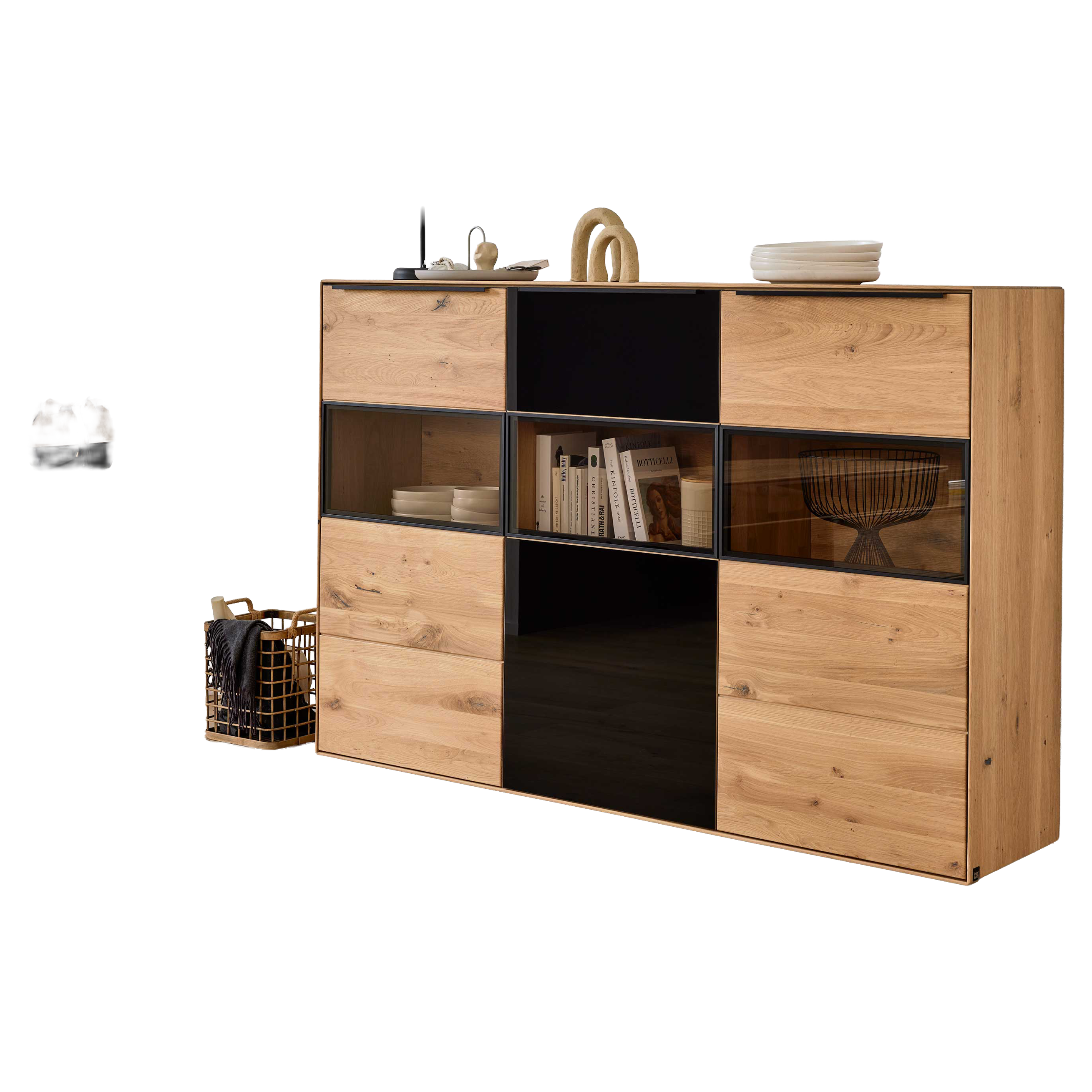 Großes Sideboard aus hellem Holz mit schwarzen mittleren Fronten und Glasfächern, darin Bücher und Schalen, oben Lampe und Dekor.