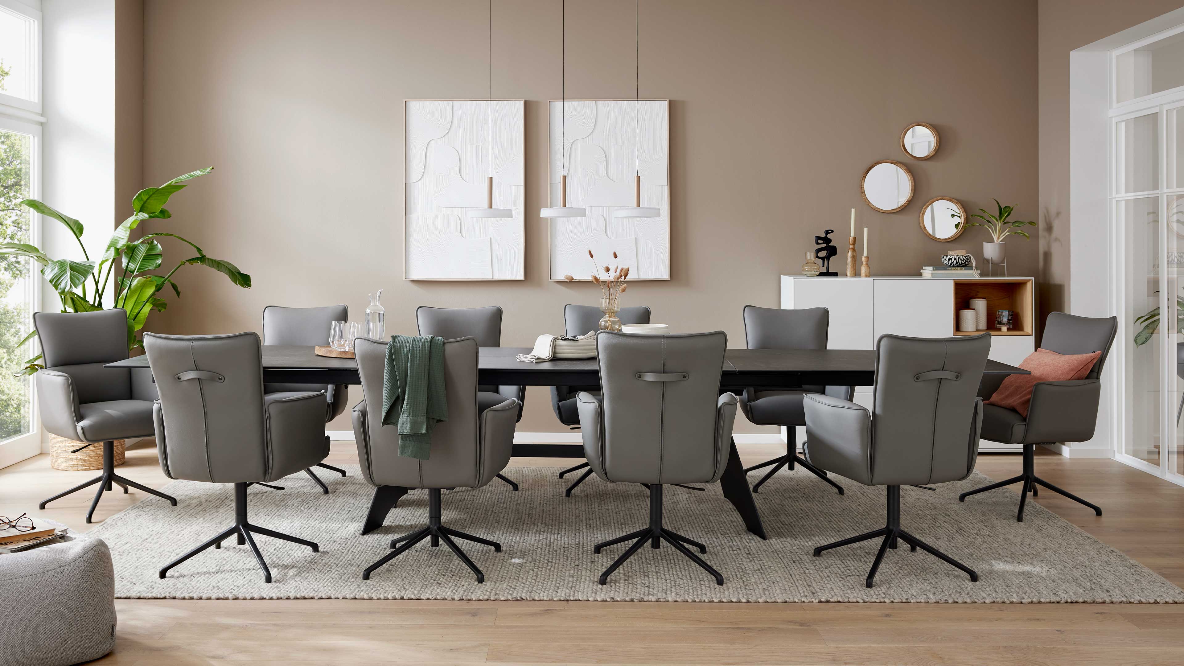 Ausziehtisch mit Glas-Keramik-Oberfläche in Oxidoptik und schwarzem Metallgestell für moderne Esszimmer und flexible Platzgestaltung