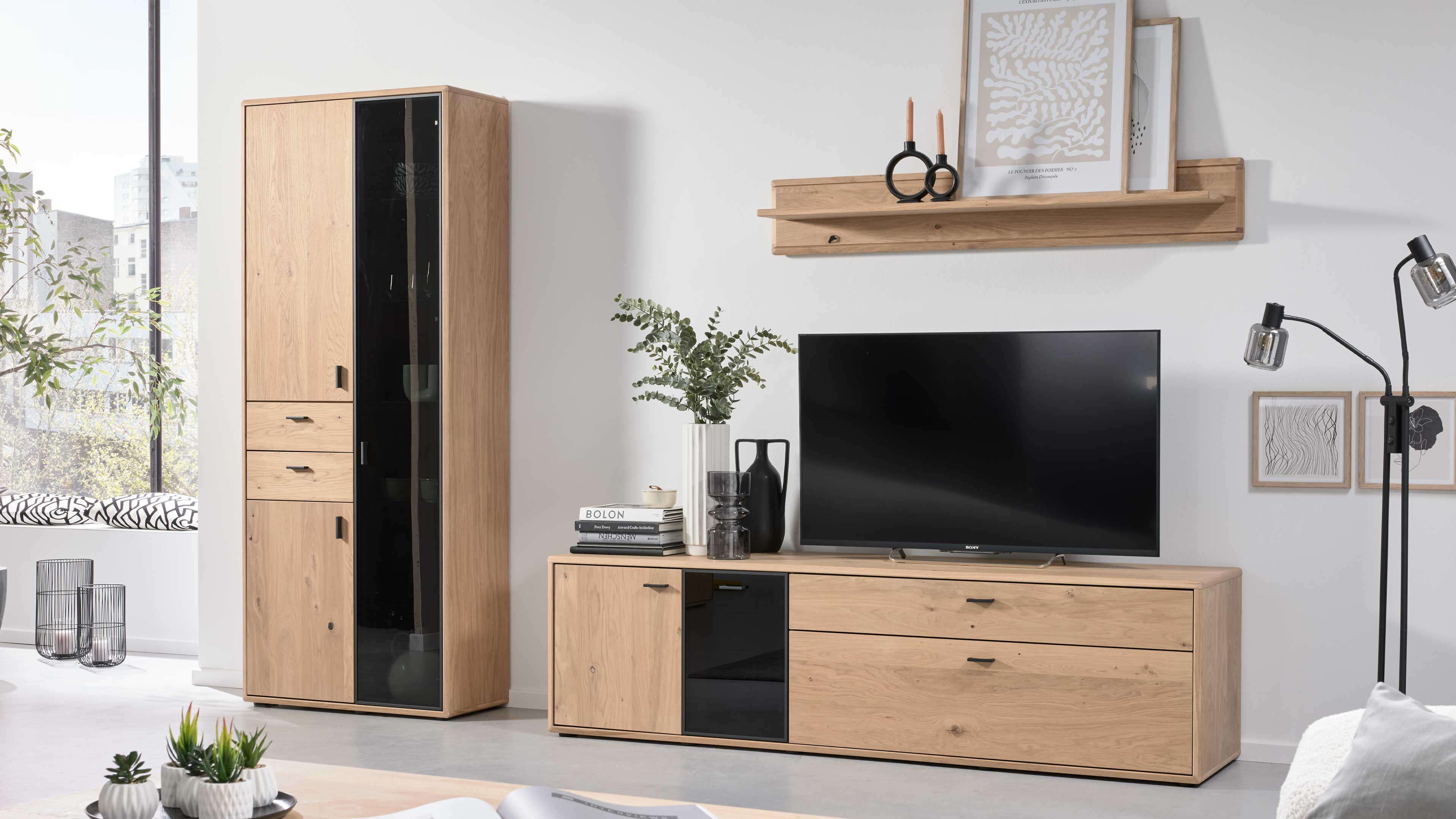 TV-Board, hohe zweitürige Vitrine und Wandregal in Eichefurnier und Schwarzglas