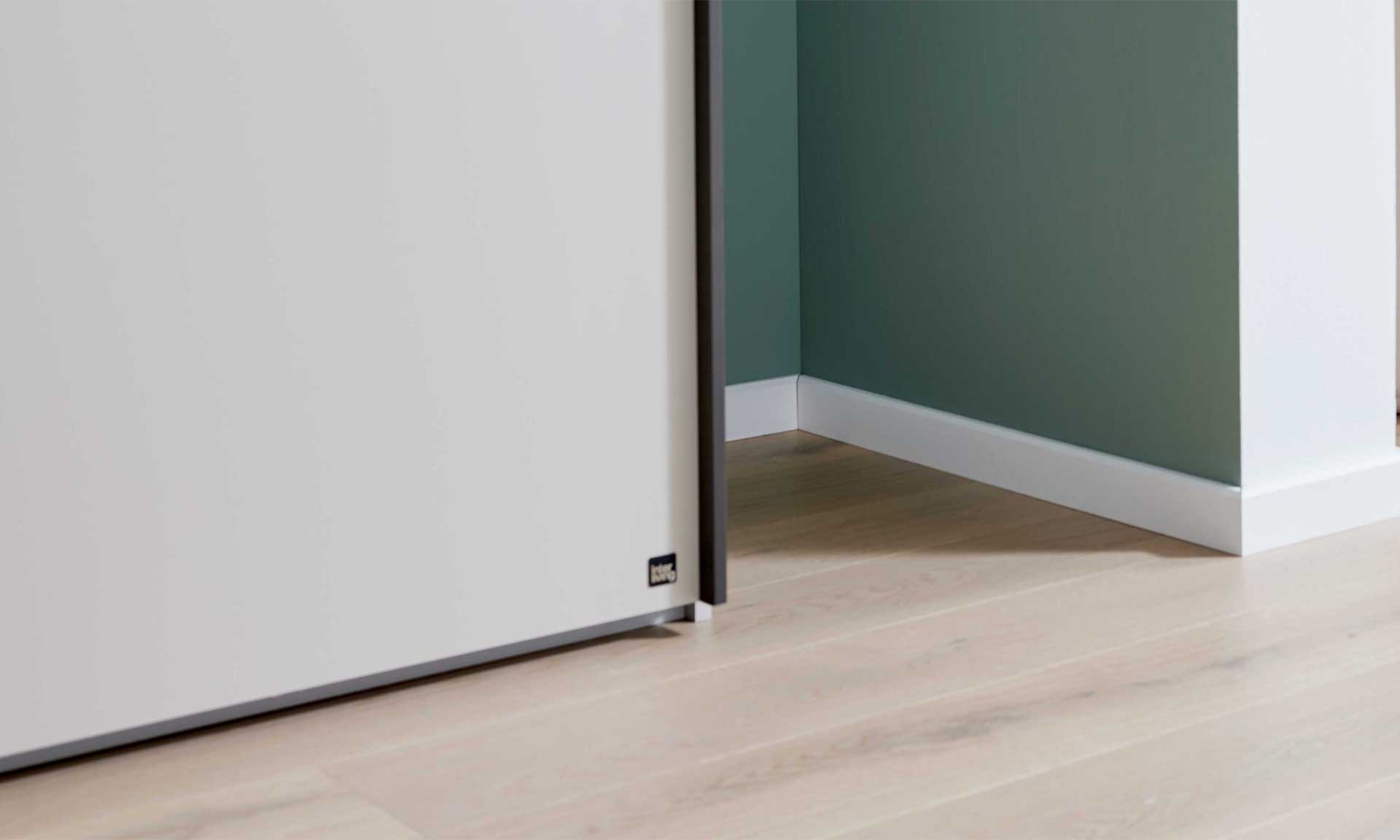 Schwebetürenschrank in Beige-Grau mit Absetzung in Eiche-Nachbildung