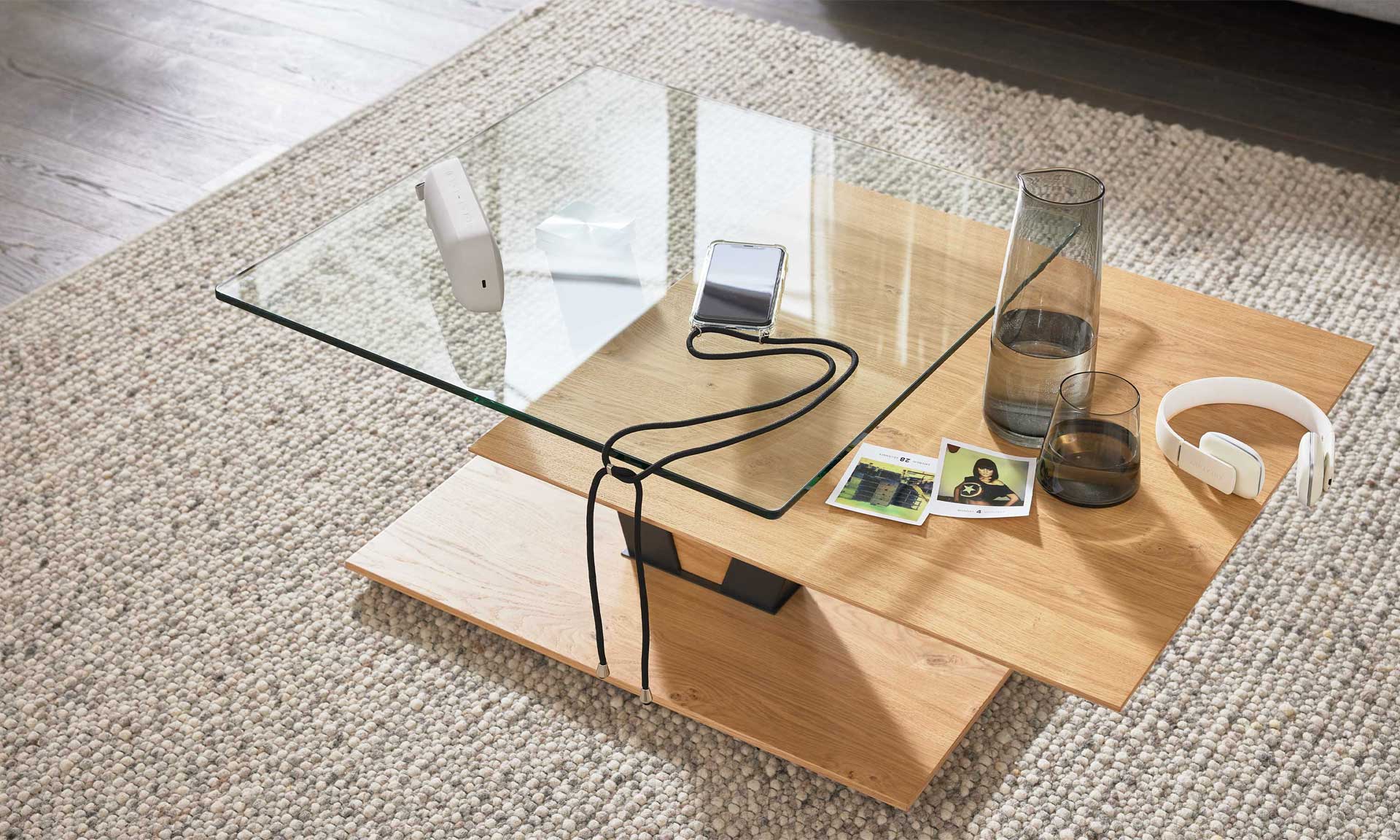 Couchtisch mit Eichefurnier und drehbarer Glasplatte
