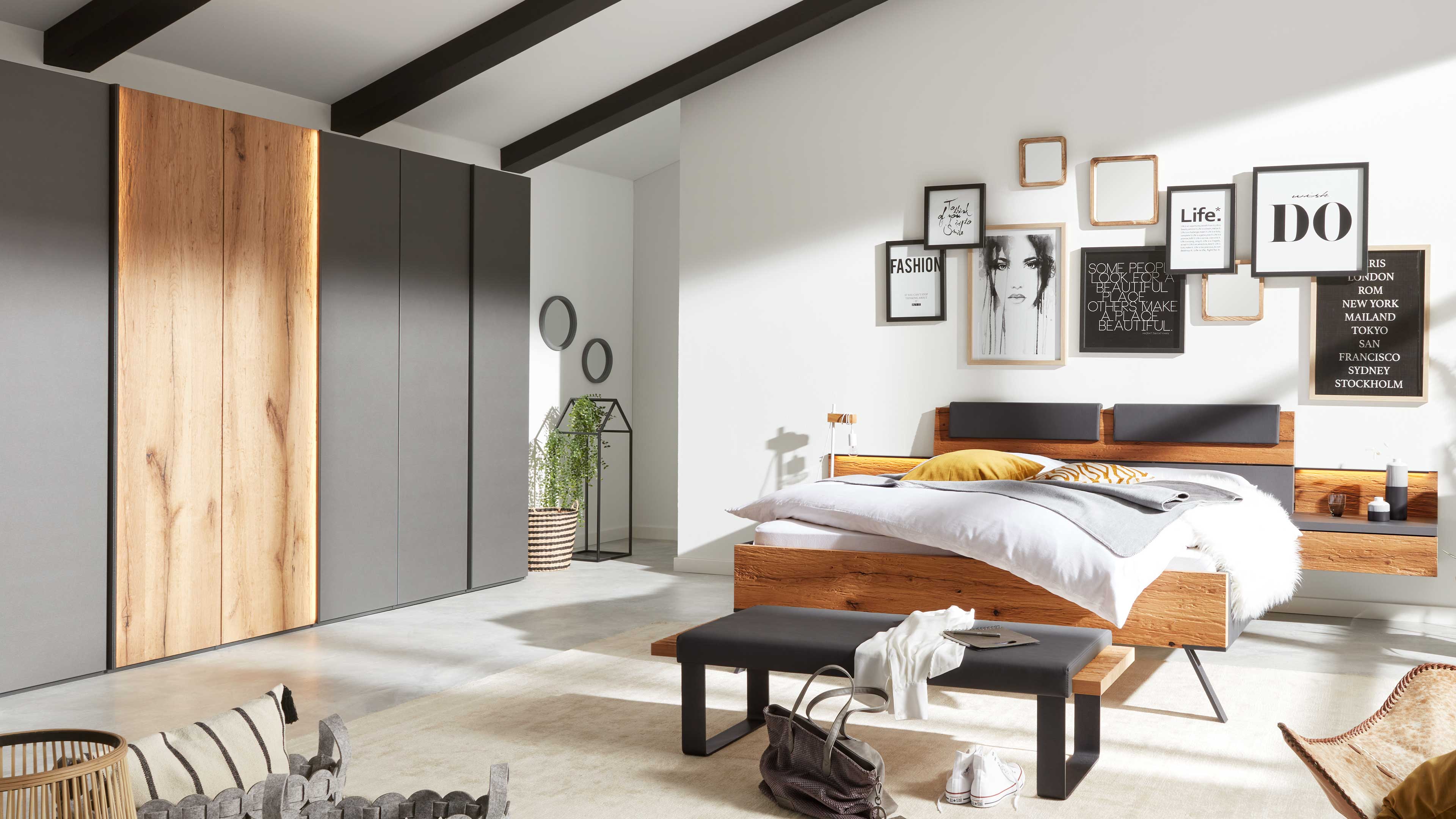 Modernes Schlafzimmer-Set mit Holzbett, grauem Kleiderschrank und passender Bettbank im Industrial-Design