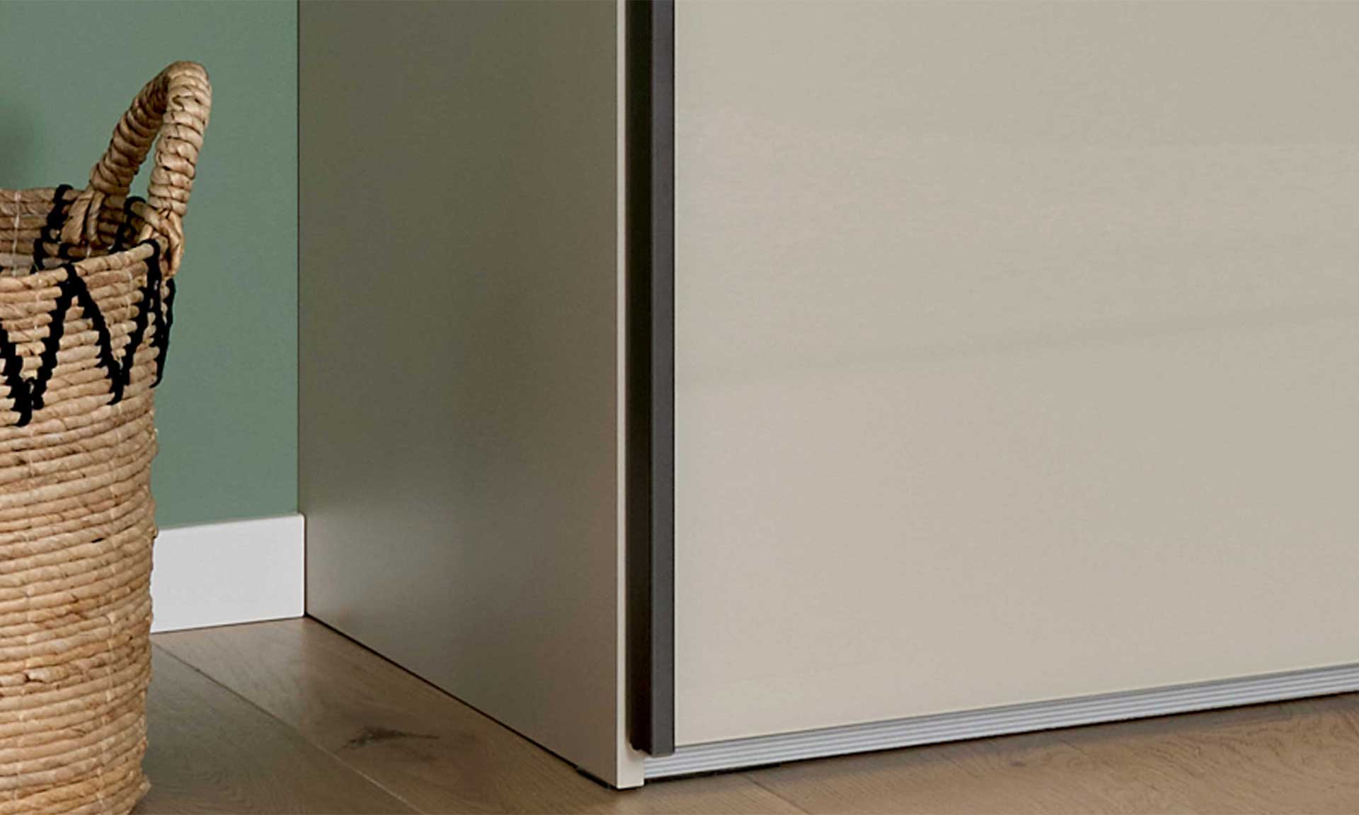 Schwebetüren-Kleiderschrank mit zwei Türen in Graubeige und Kernholz