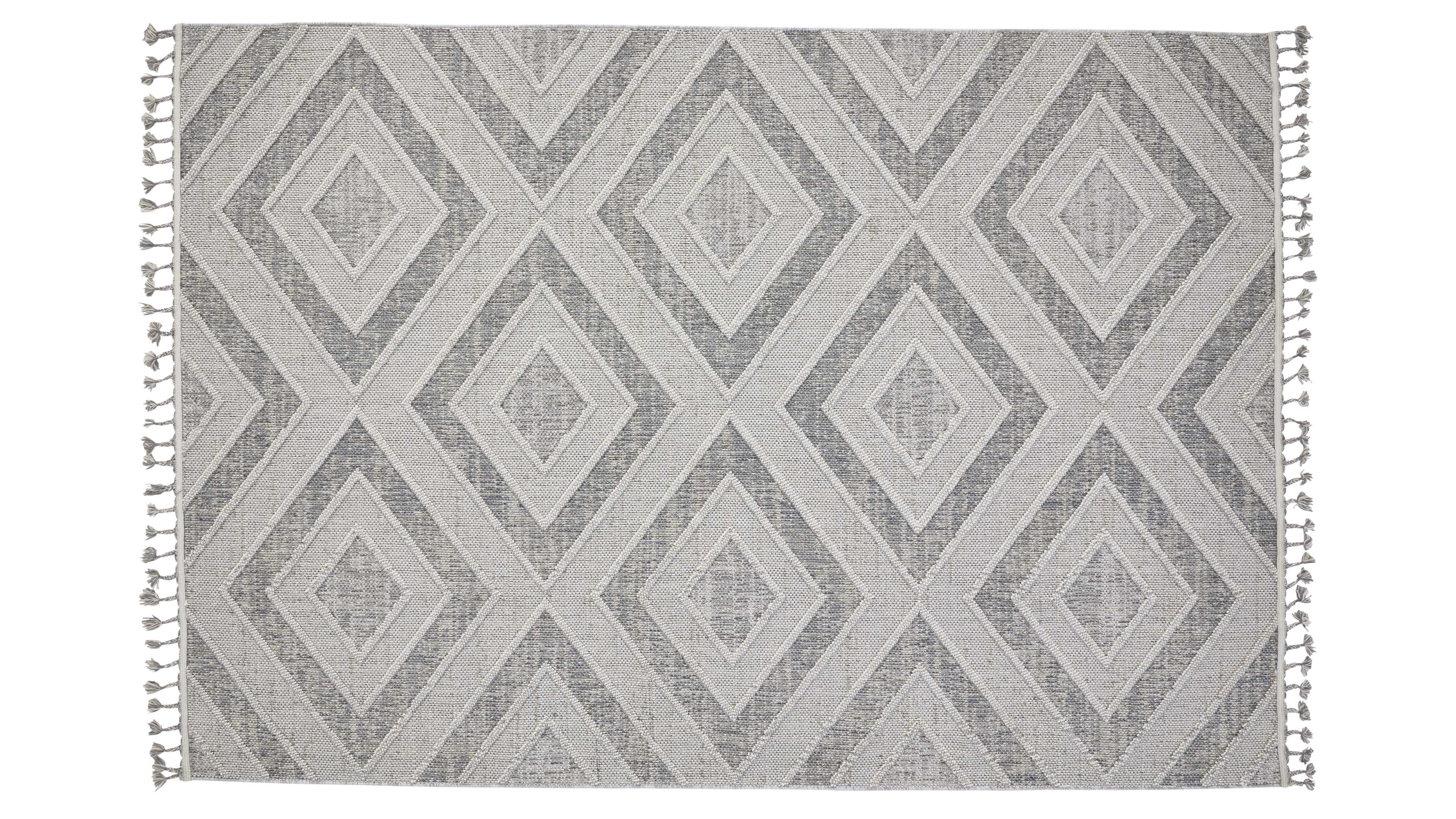 Rechteckiger Teppich in Grau mit geometrischem Rautenmuster, strukturierter Weboptik und überstehender Quasten an beiden kurzen Seiten.