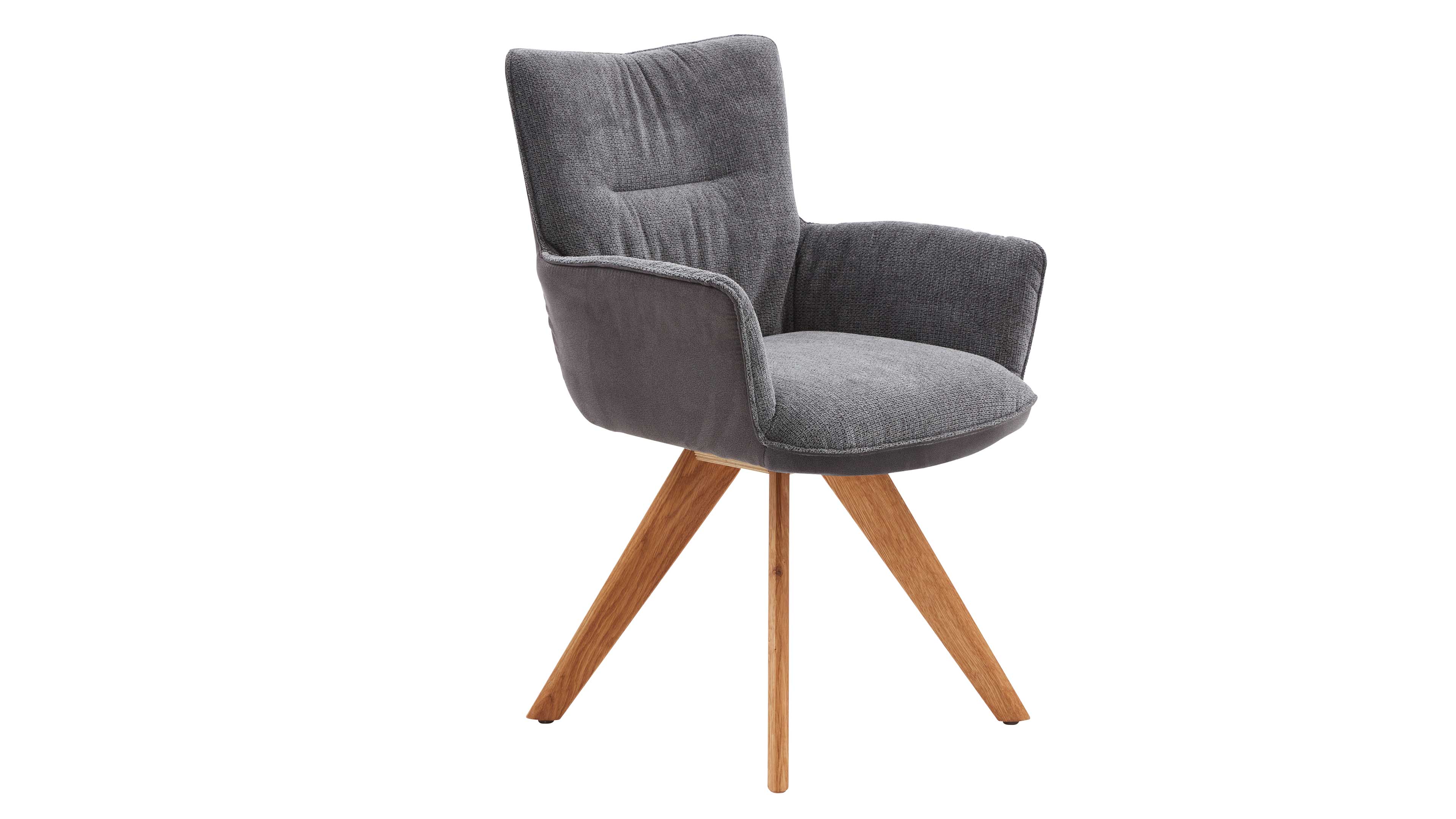 Gepolsterter grauer Armstuhl mit hoher Rückenlehne und gepolsterten Armlehnen auf vier schrägen Holzbeinen.