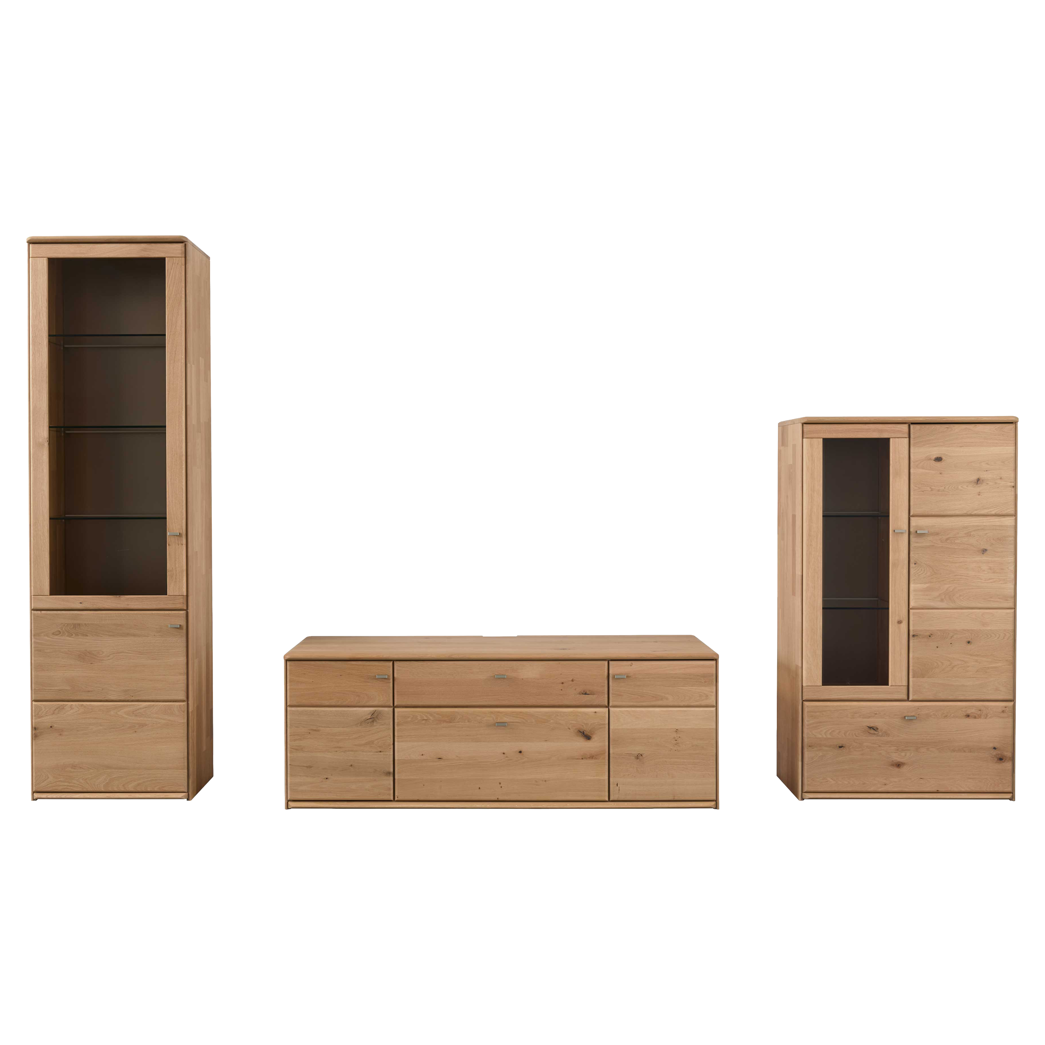 Lowboard aus hellem Holz mit drei mittleren Schubladen und Türen, flankiert von zwei hohen Holzvitrinen mit Glastüren und Einlegeböden.