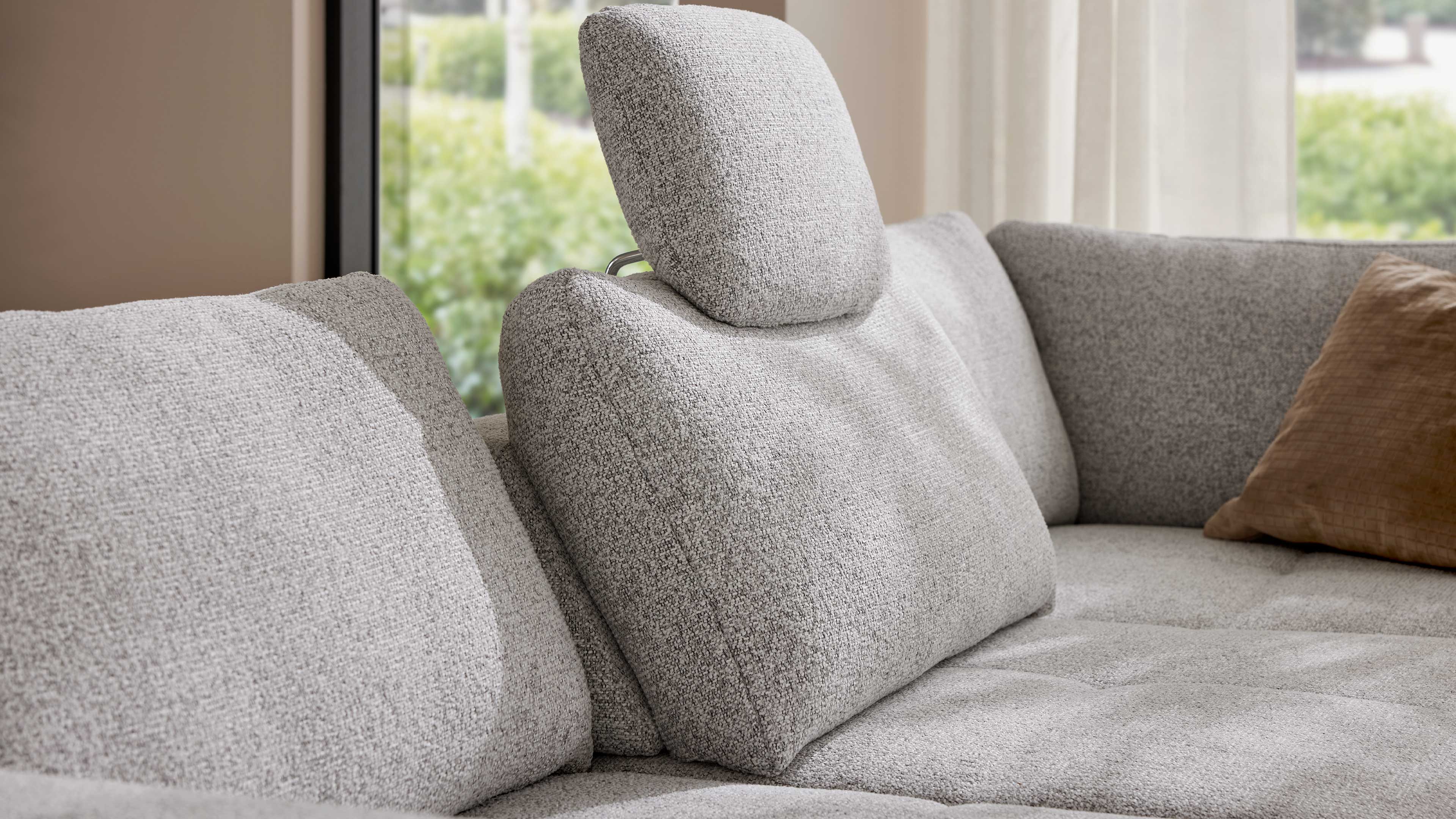 Ecksofa mit Stoffbezug in Ecru und schwarzen Metallfüßen