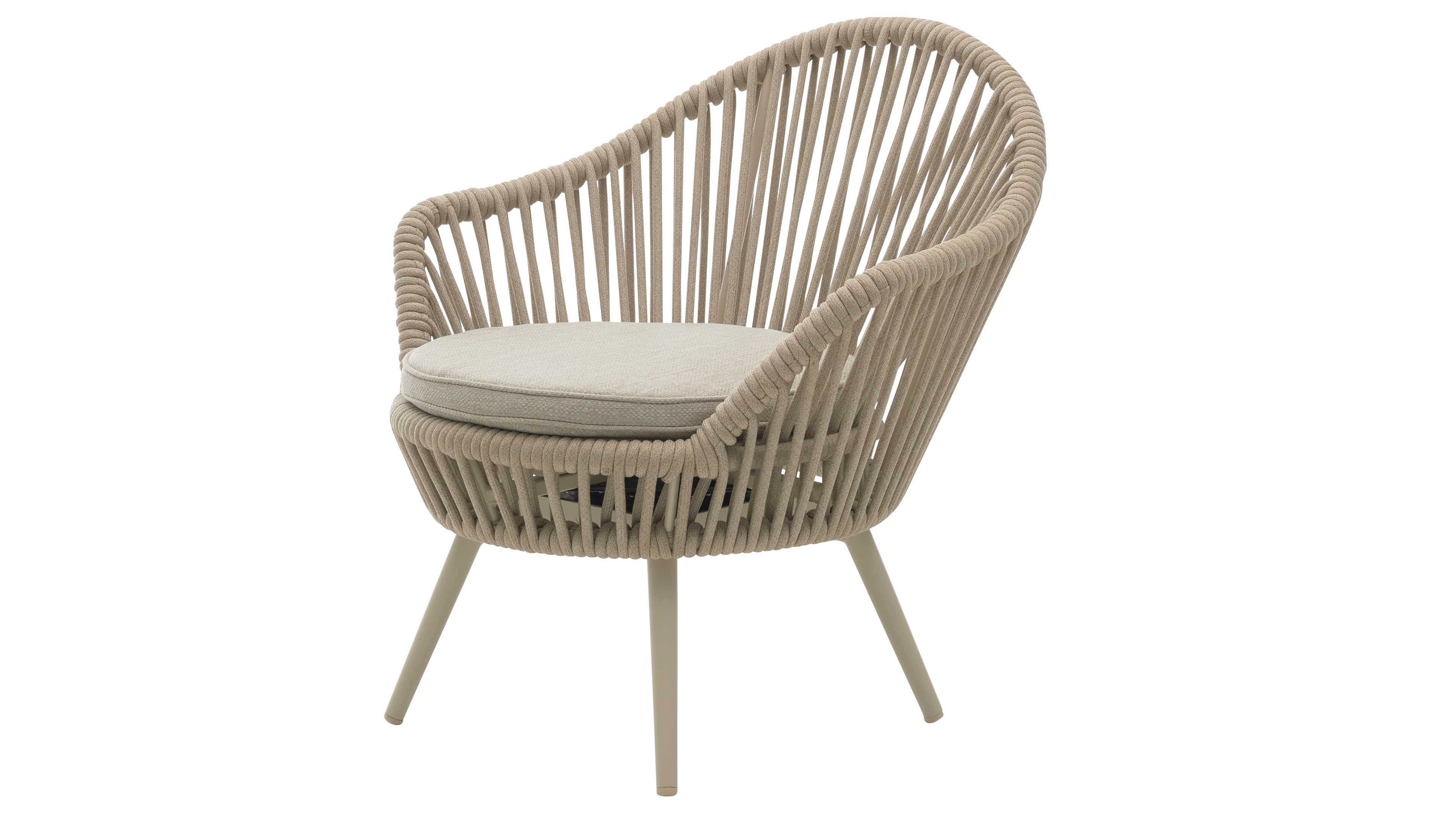 Loungesessel mit abgerundeter Rückenlehne aus beige geflochtenen Seilstreben, rundem Sitzkissen und vier schlanken leicht gewinkelten Beinen.