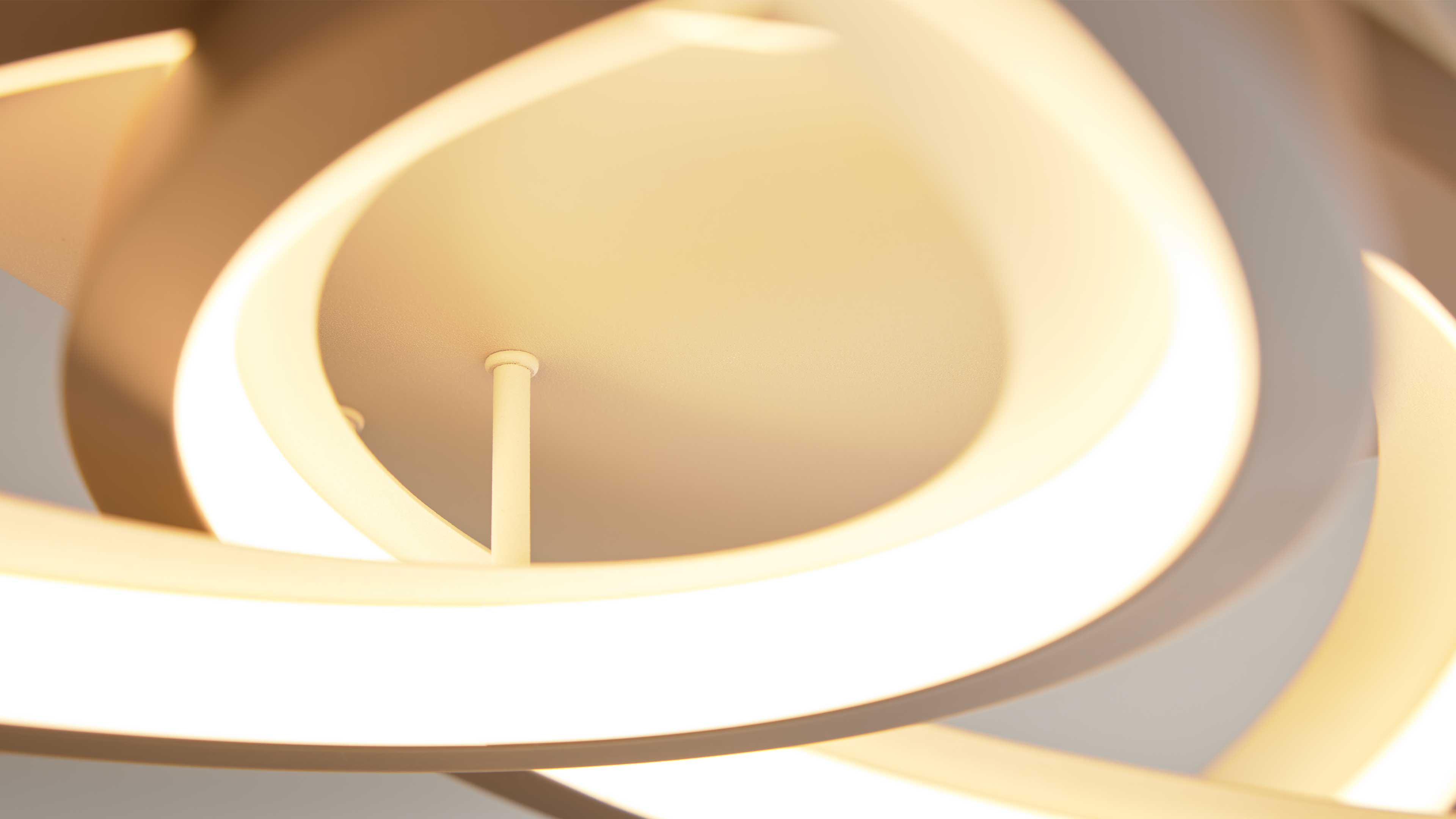 Nahaufnahme einer deckenmontierten Leuchte mit mehreren überlappenden, warmweiß leuchtenden Ringelementen und sichtbarem Zentralstab.