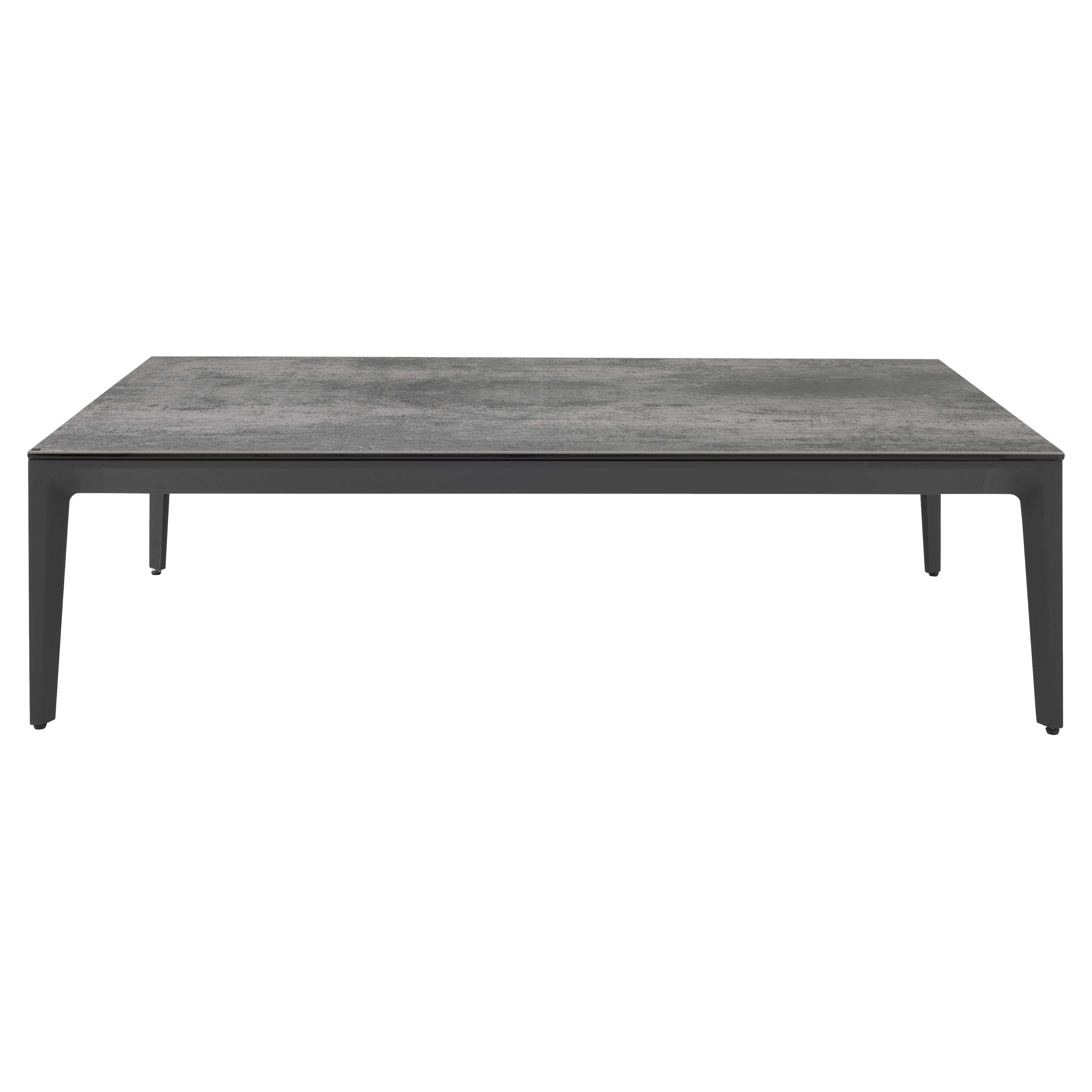 Rechteckiger niedriger Couchtisch mit grauer, betonähnlicher Platte und dunkelgrauem, vierbeinigem Metallgestell.