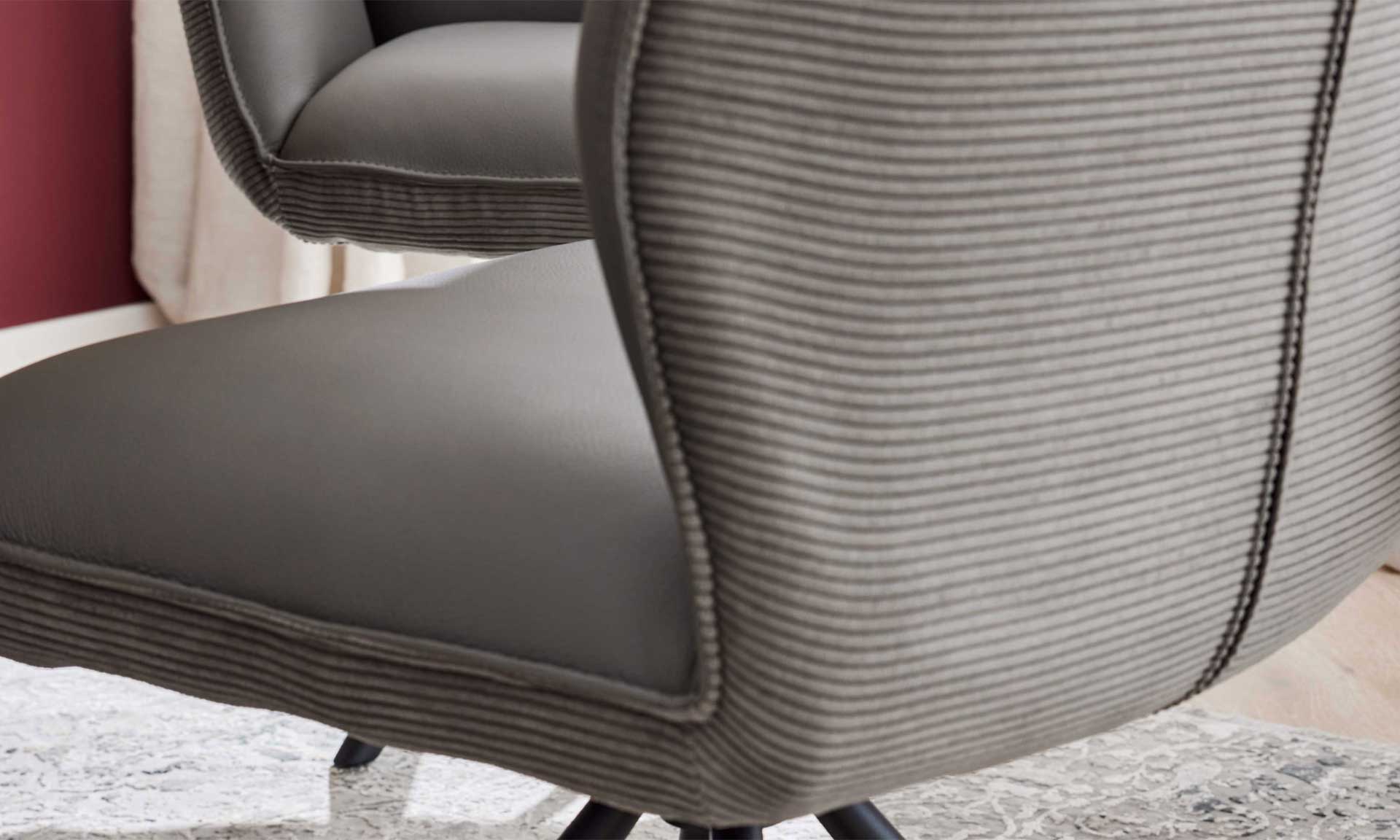 Grauer Esszimmerstuhl mit Lederbezug im Sitz und Cord-Rücken, kombiniert mit schwarzen Metallbeinen