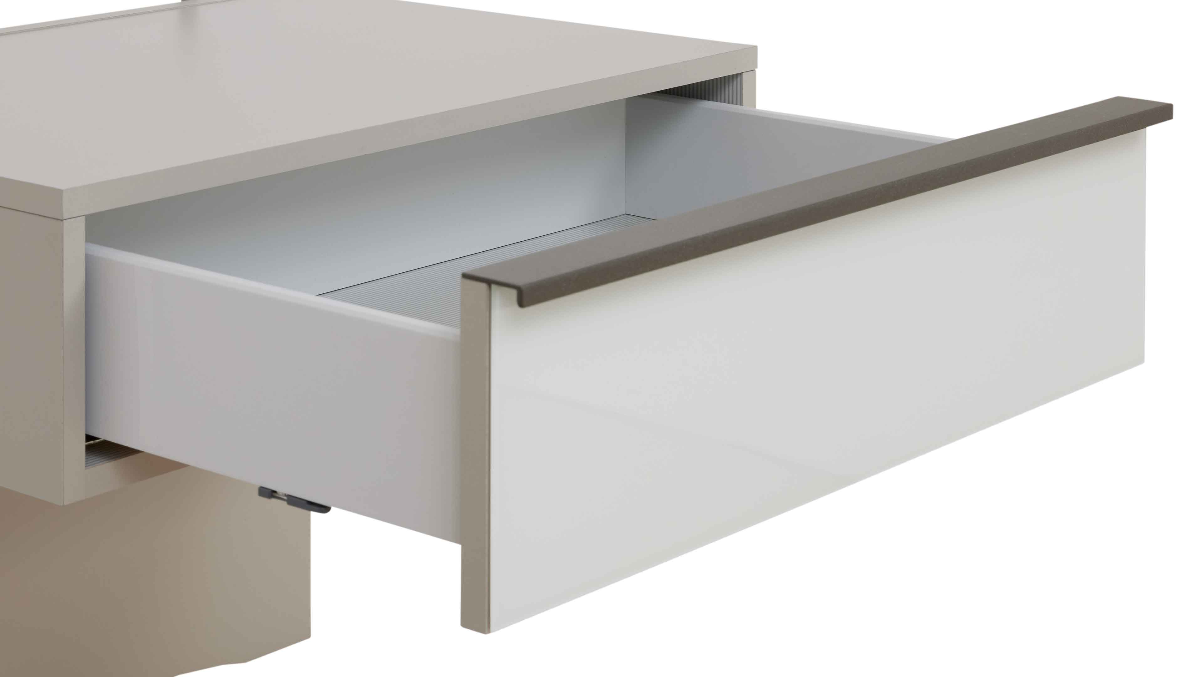 Vierteiliges Schlafzimmer in Kieselgrau und Weiß mit Bett, Nachtkonsolen und großem Kleiderschrank im modernen Design.