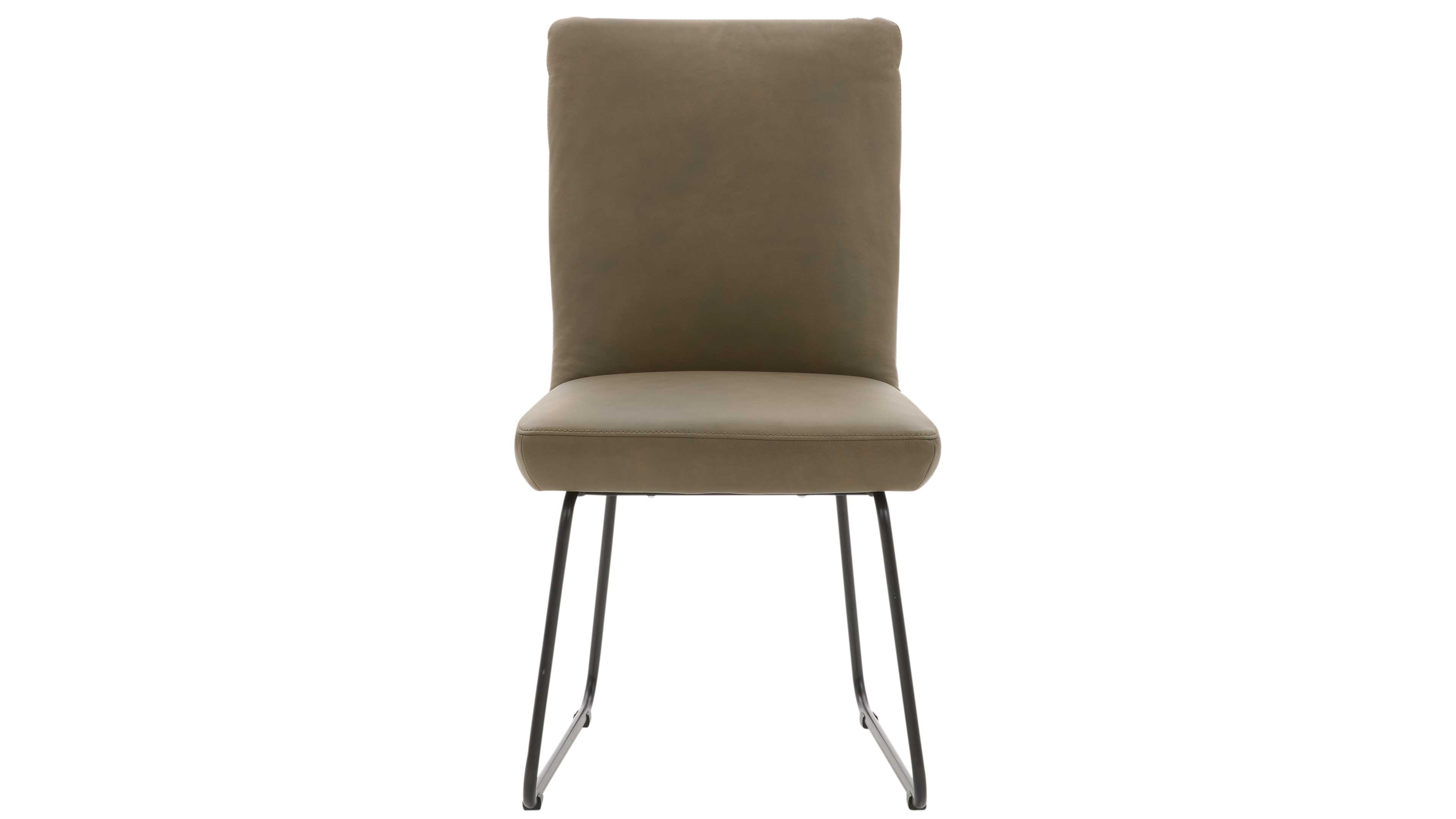 Gepolsterter Stuhl mit hohem rechteckigem Rücken, taupefarbene Sitzfläche mit sichtbarer Naht und schwarzem Schlittengestell.