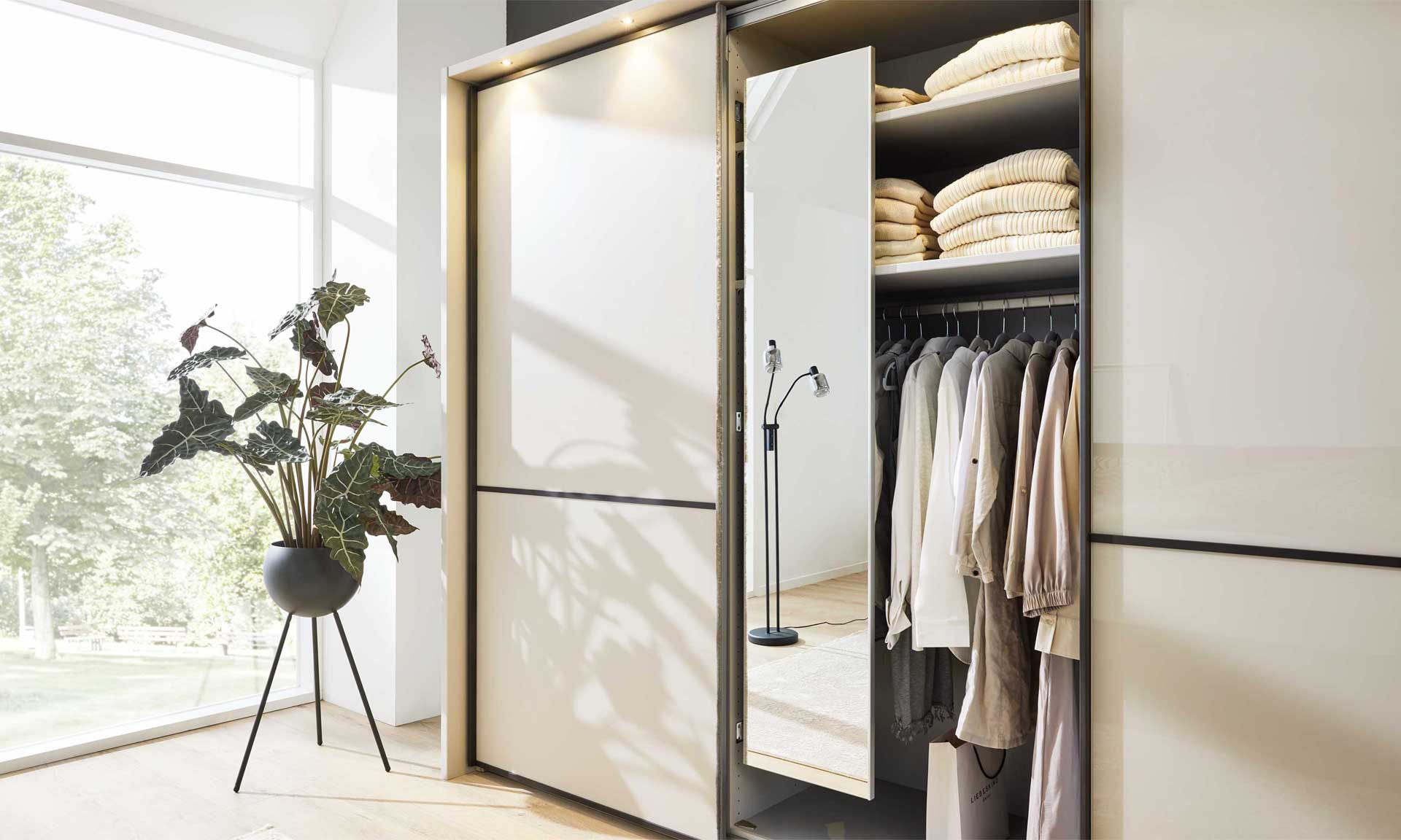 Schwebetürenschrank Beige-Grau mit matten Fronten und schwarzer Metallelementen