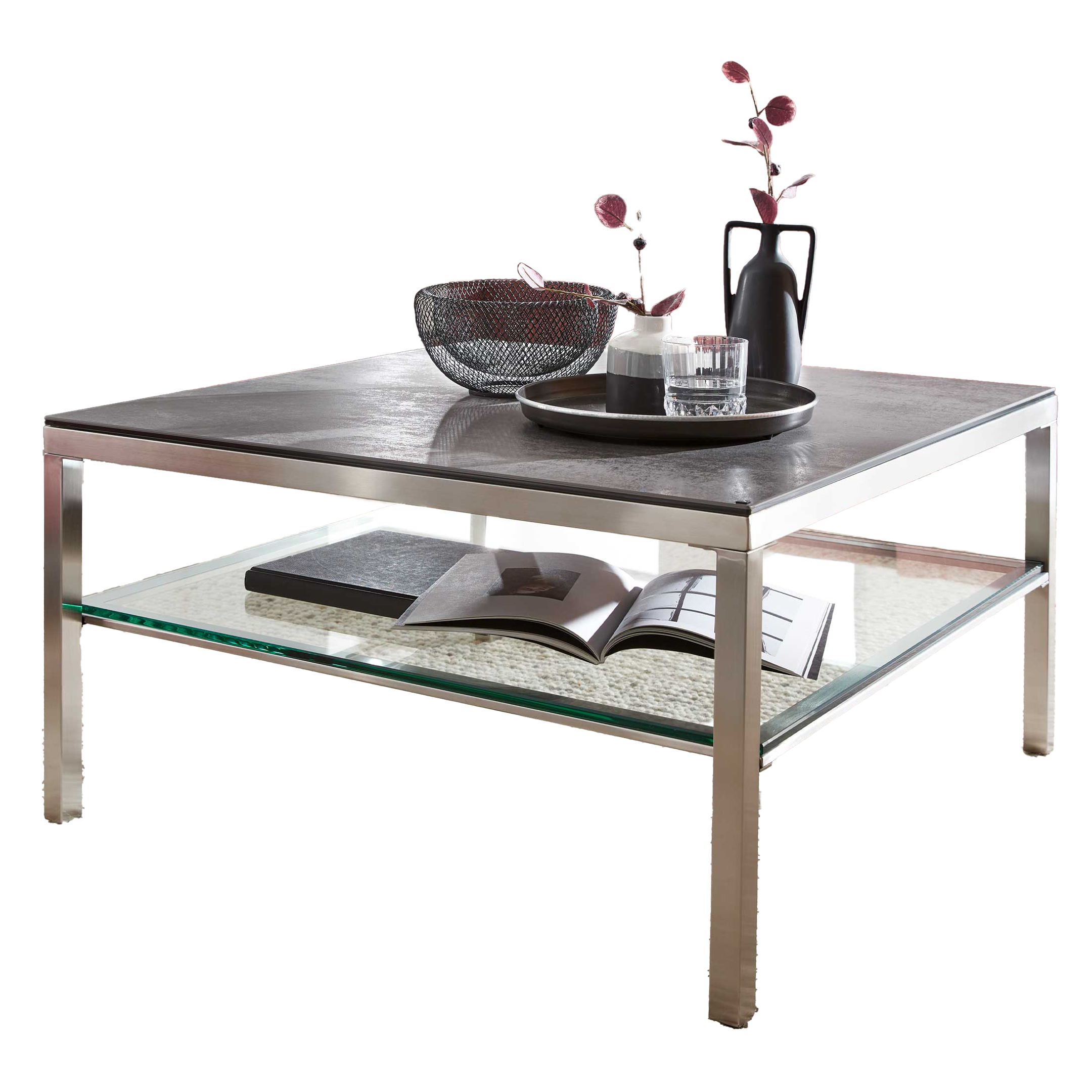 Quadratischer Couchtisch mit schwarzer Platte, Metallgestell und Glasablage, dekoriert mit Schale und Vase, vor rosa Ecksofa.