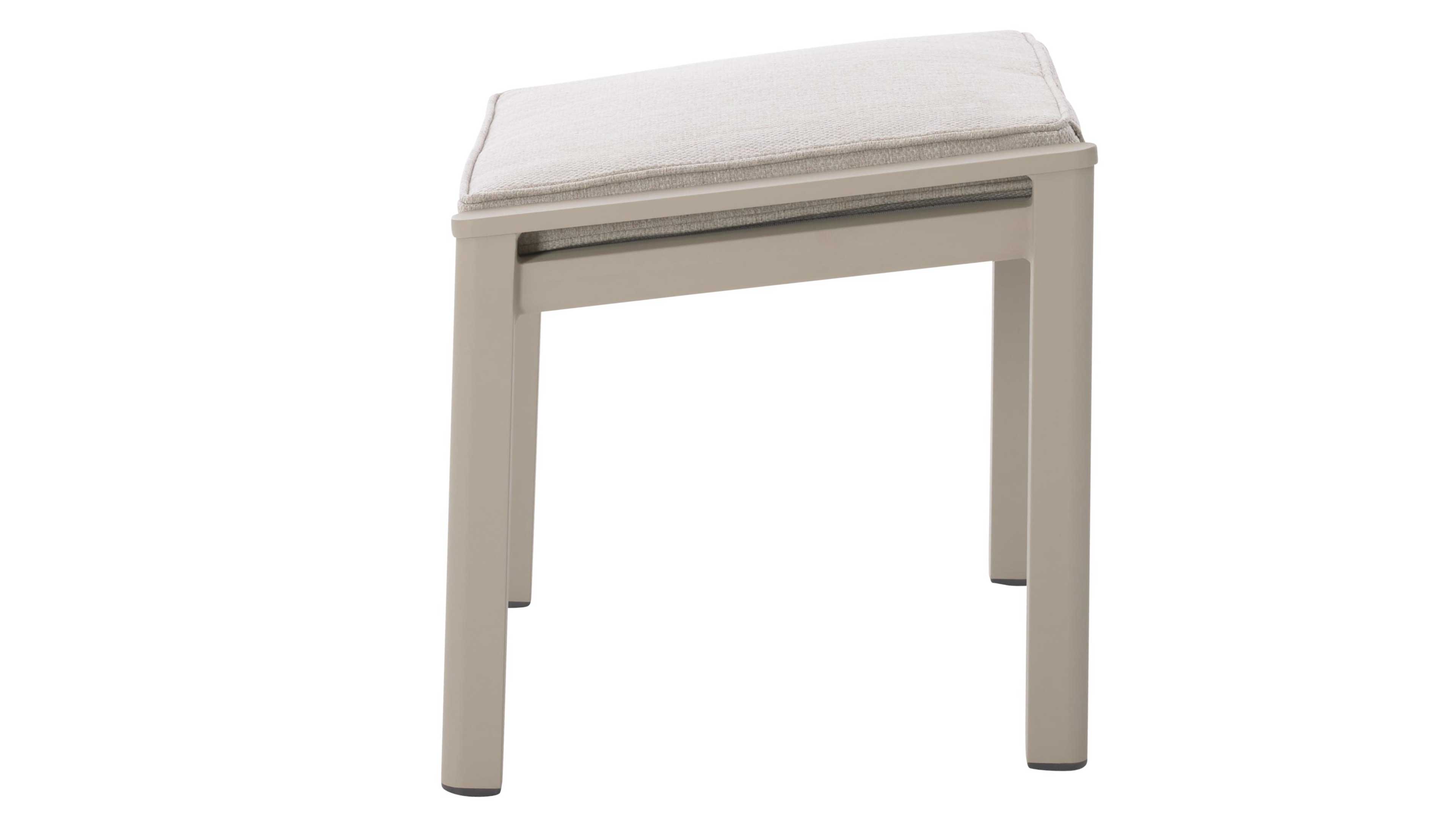 Beiger Hocker mit hellbeigem, gepolstertem quadratischem Sitzkissen und drei sichtbaren geraden Beinen mit Kunststoffbodenstopfen.